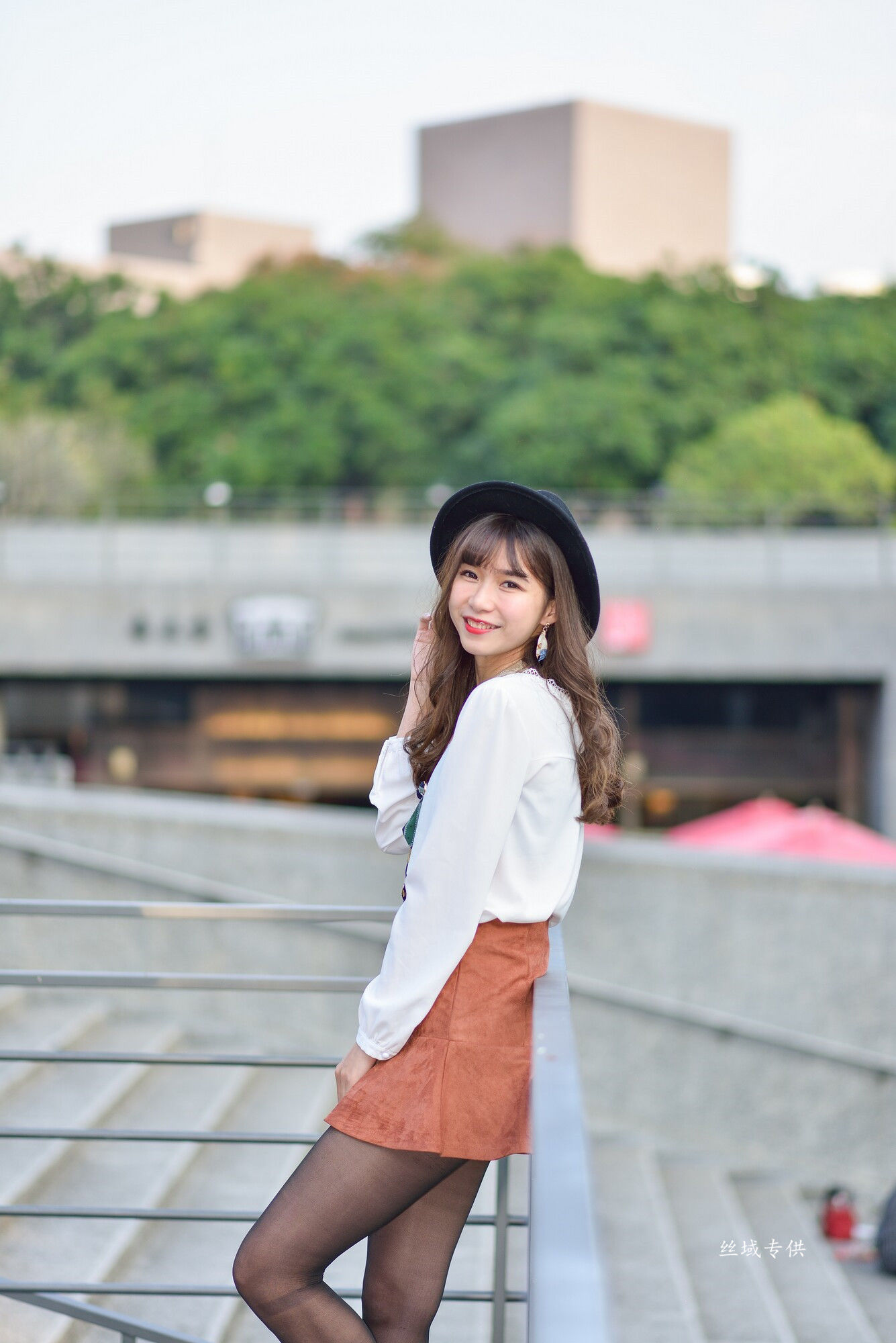 題題 國美館.時裝 黑丝小妹短裙街拍-图38