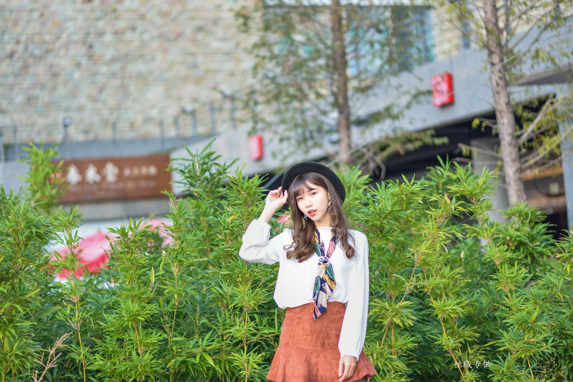 題題 國美館.時裝 黑丝小妹短裙街拍-图3