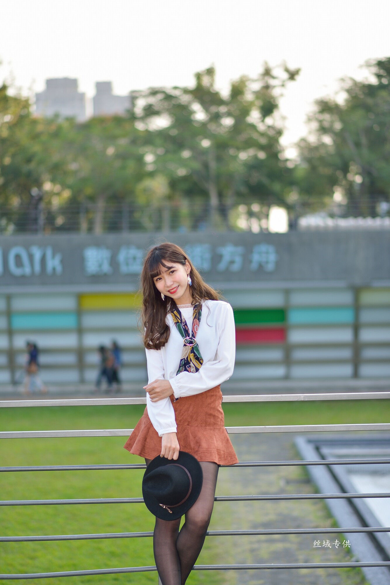 題題 國美館.時裝 黑丝小妹短裙街拍-图43