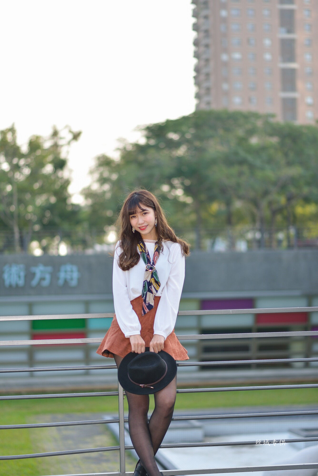 題題 國美館.時裝 黑丝小妹短裙街拍-图44