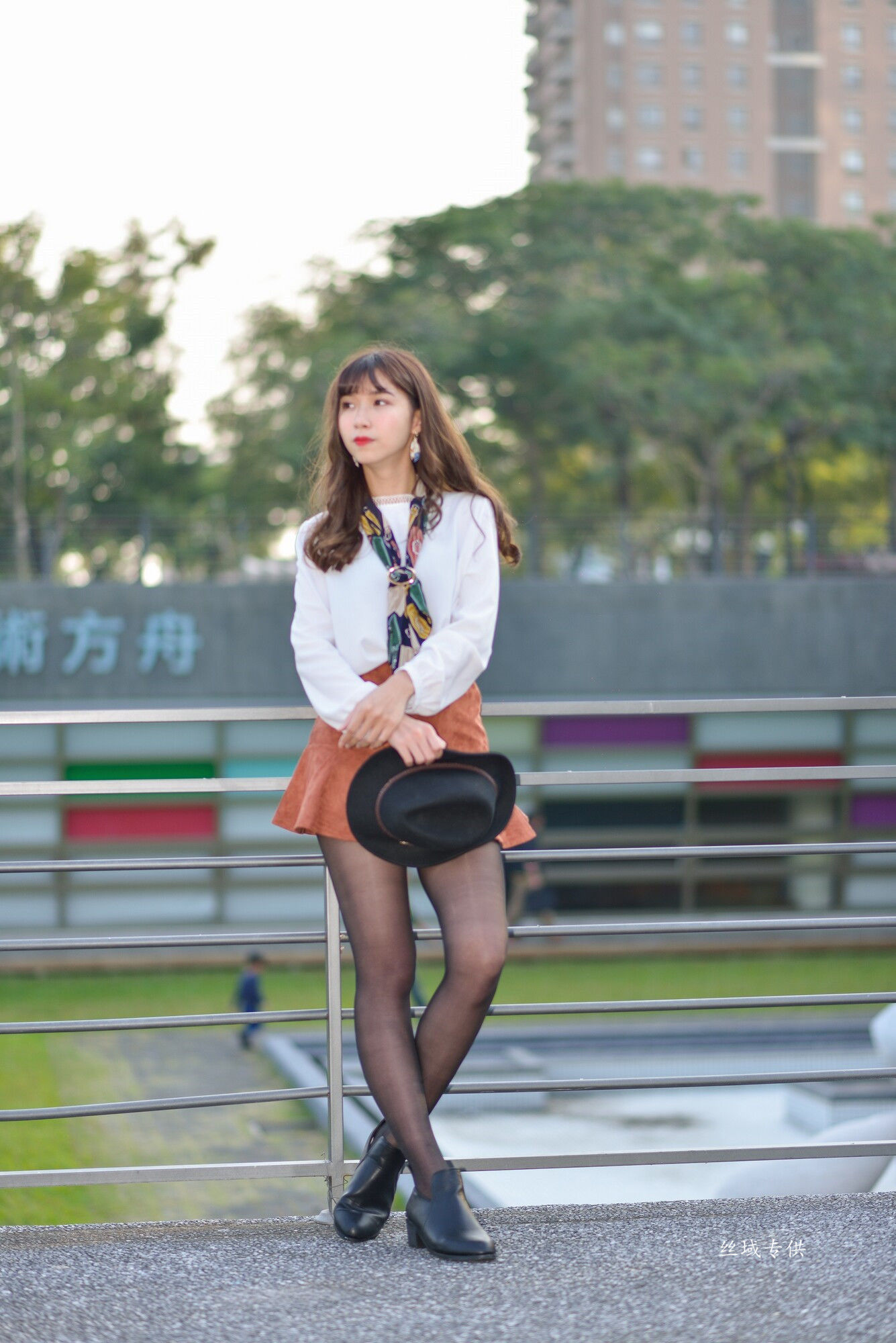 題題 國美館.時裝 黑丝小妹短裙街拍-图47