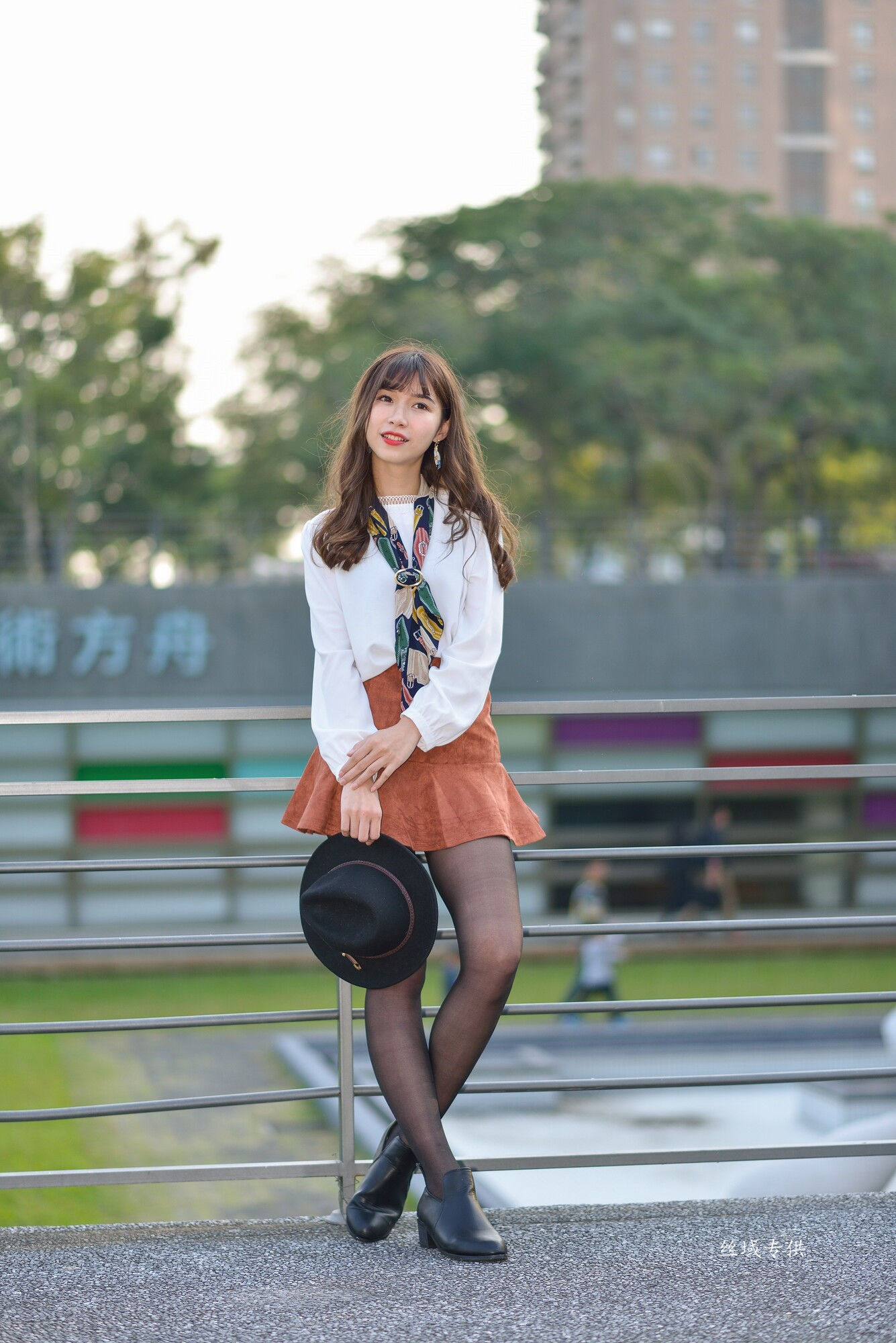 題題 國美館.時裝 黑丝小妹短裙街拍-图48