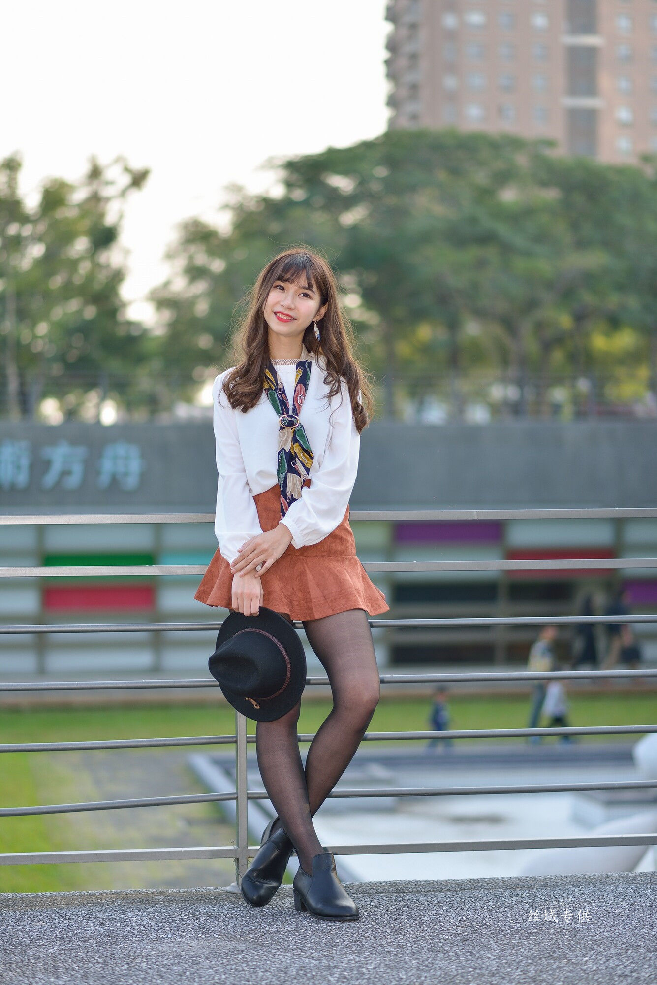 題題 國美館.時裝 黑丝小妹短裙街拍-图49