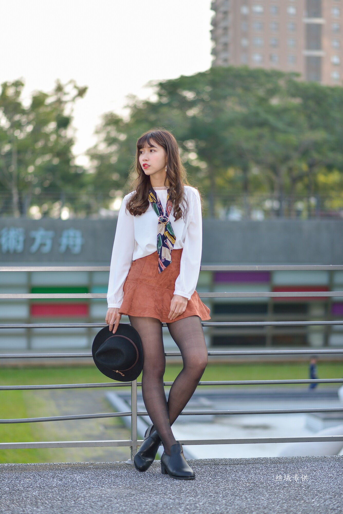 題題 國美館.時裝 黑丝小妹短裙街拍-图50