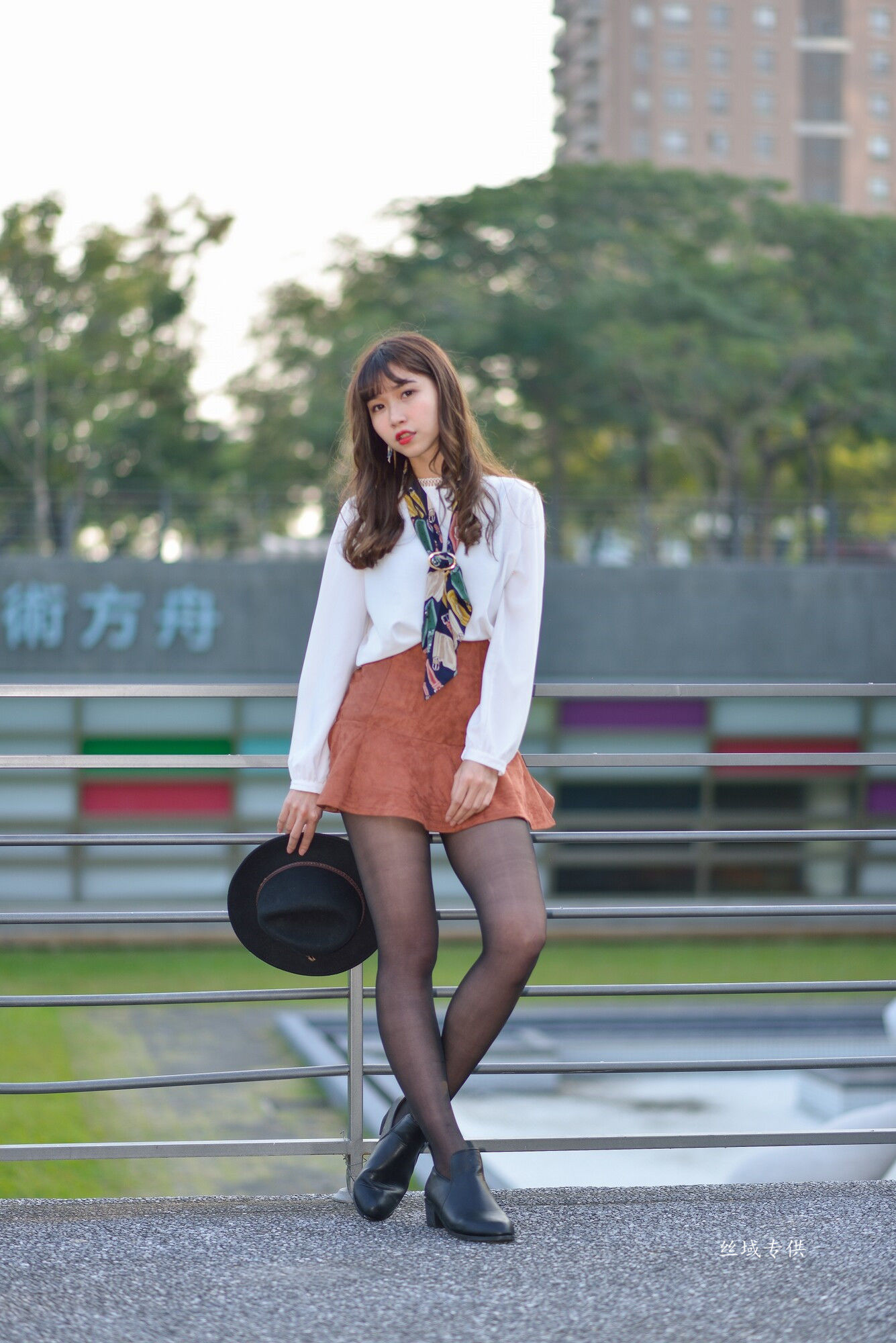 題題 國美館.時裝 黑丝小妹短裙街拍-图51