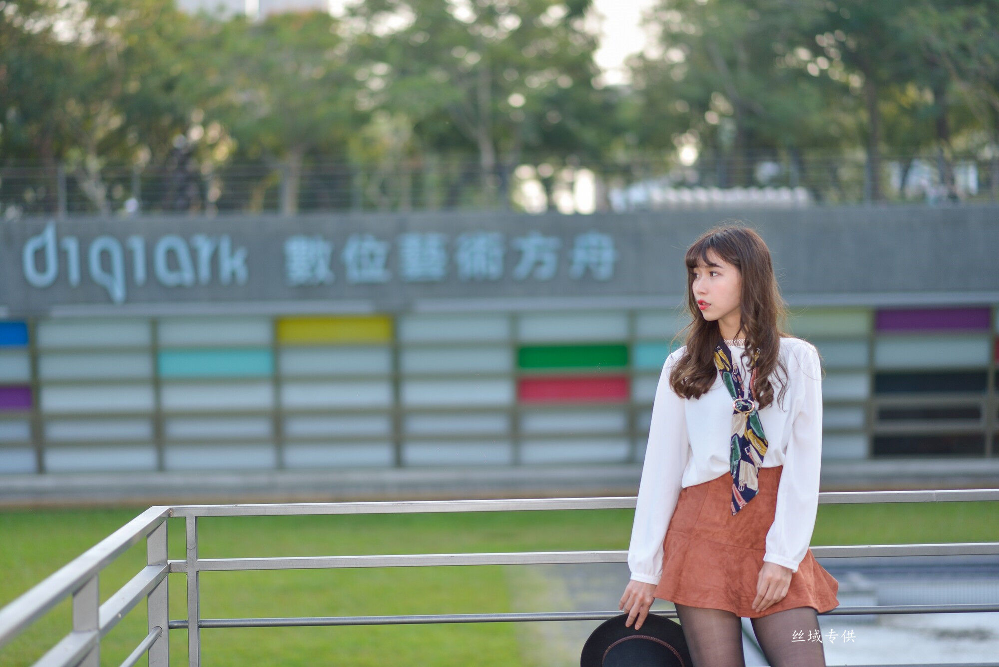 題題 國美館.時裝 黑丝小妹短裙街拍-图52