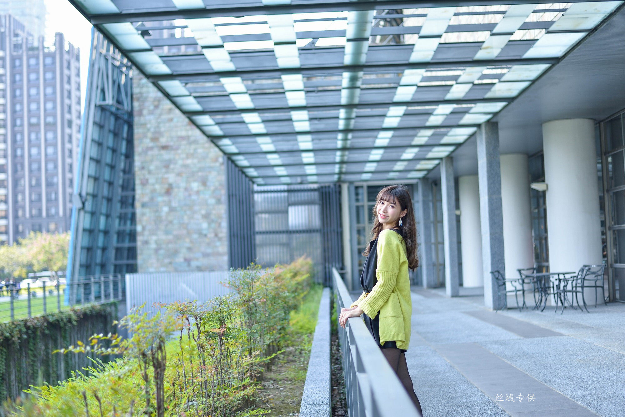 題題 國美館.時裝 黑丝街拍-图2