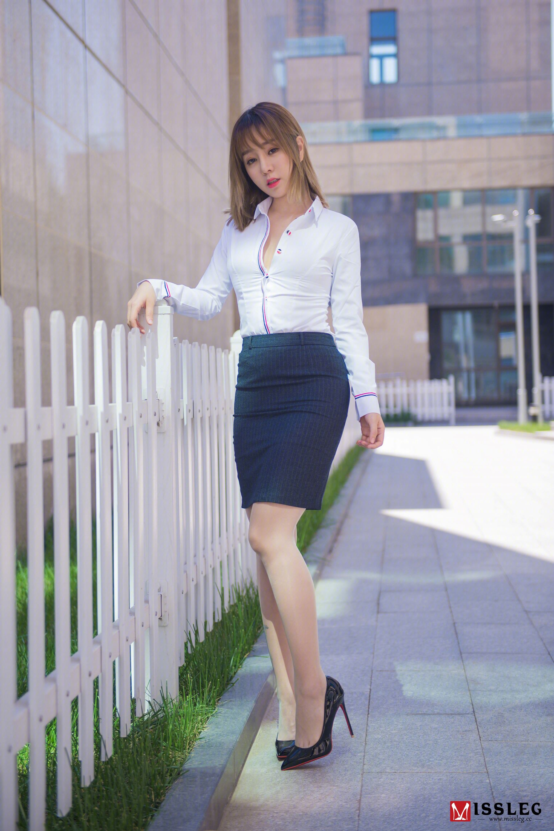 V003 王语纯 《撕裂的OL》-图10