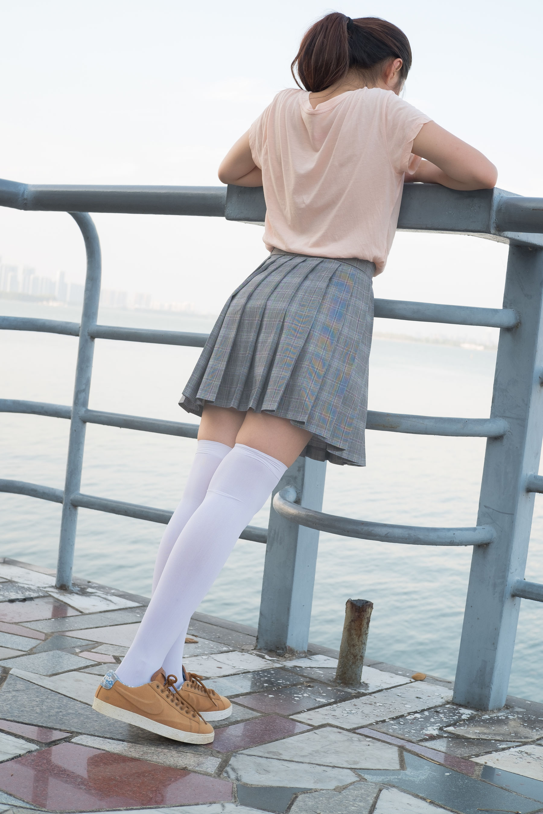 R15-032 湖边戏水白丝-图56