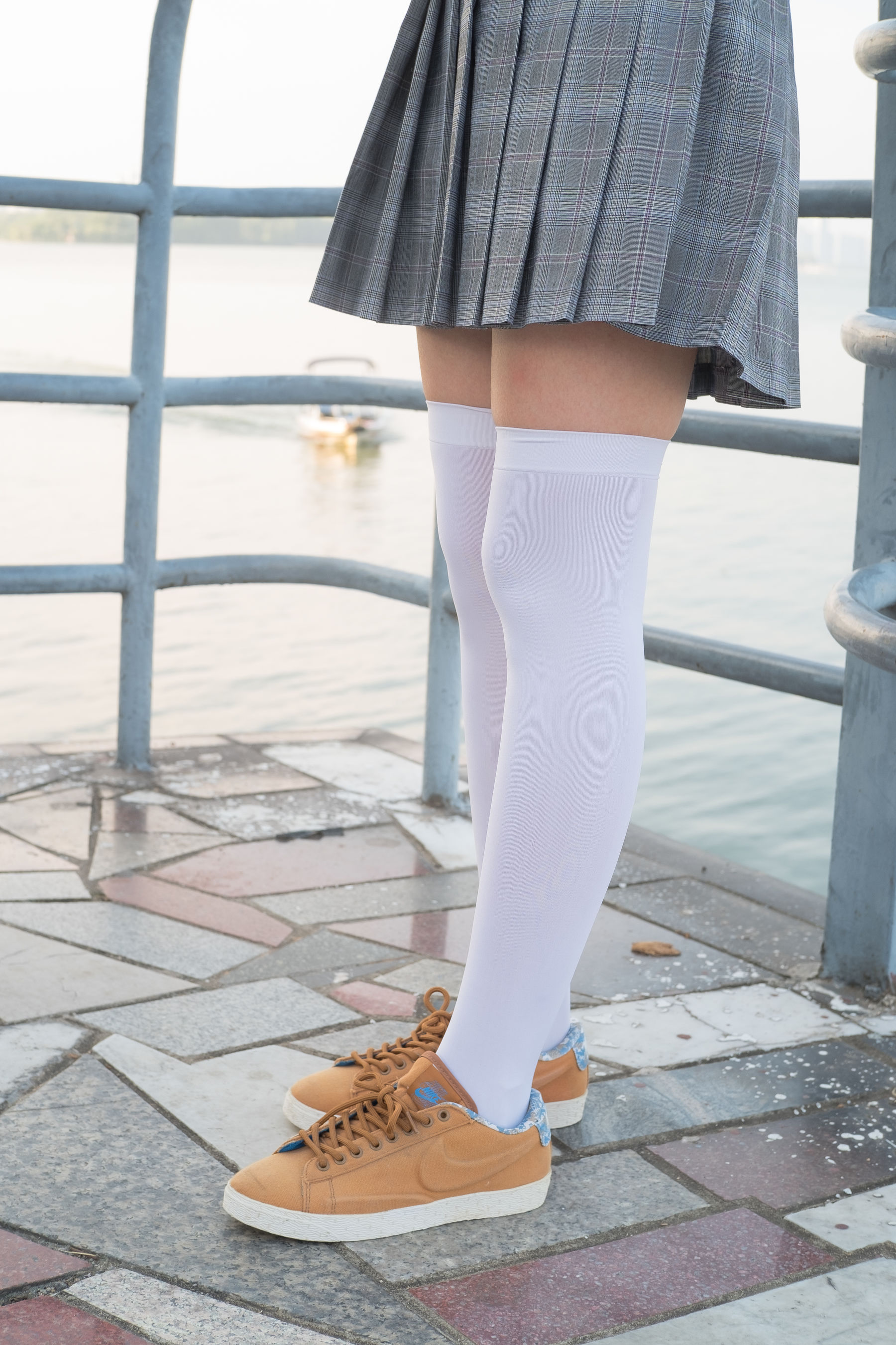 R15-032 湖边戏水白丝-图57