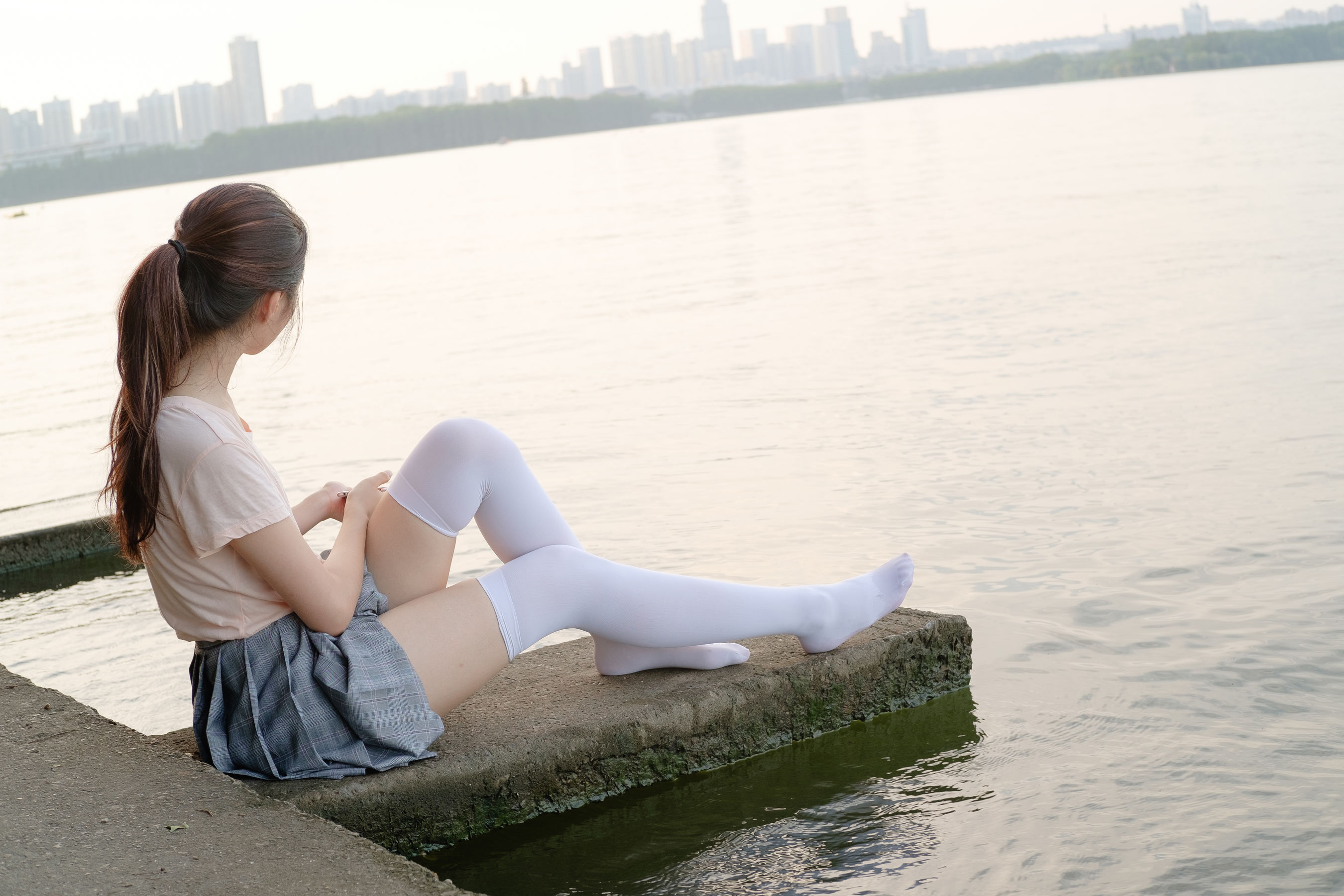 R15-032 湖边戏水白丝-图90