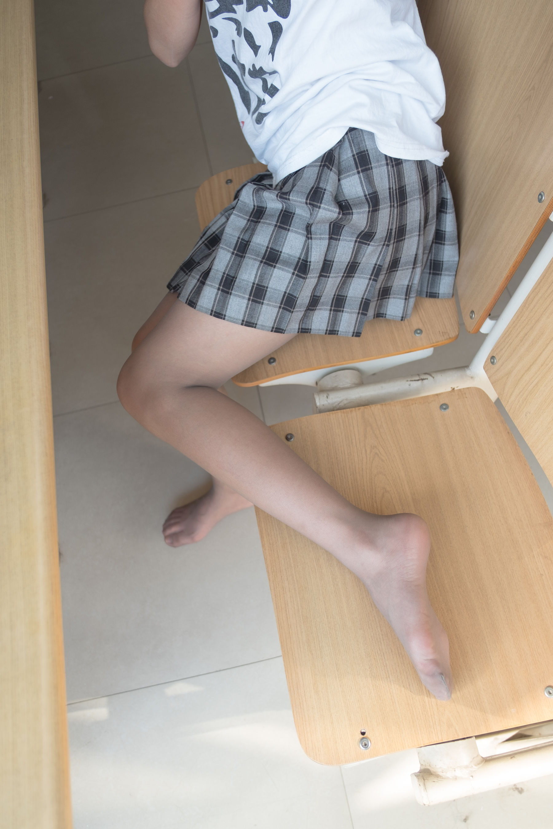 R15-037 教室灰丝美脚-图60