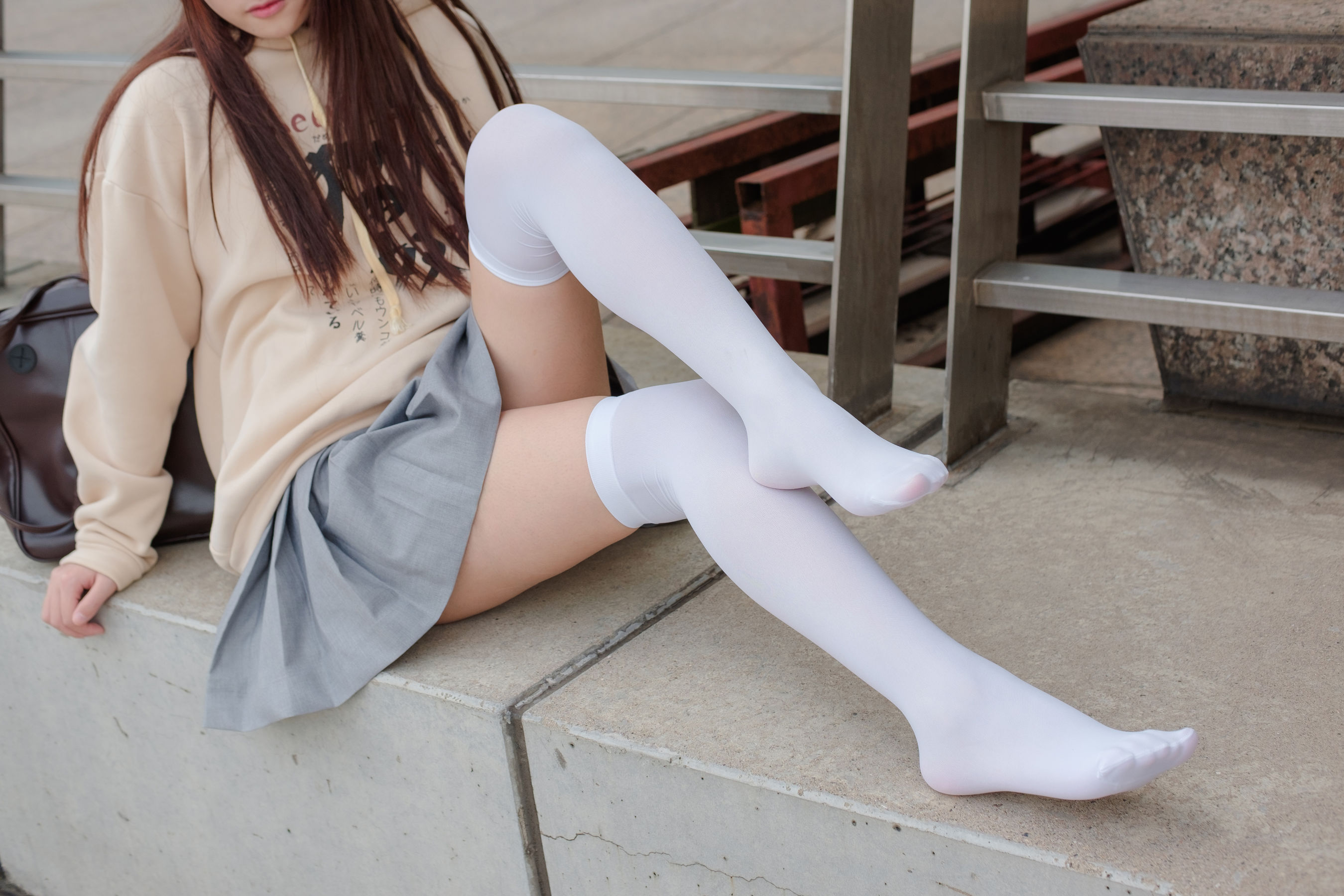 R15-040 户外白丝短裙-图44