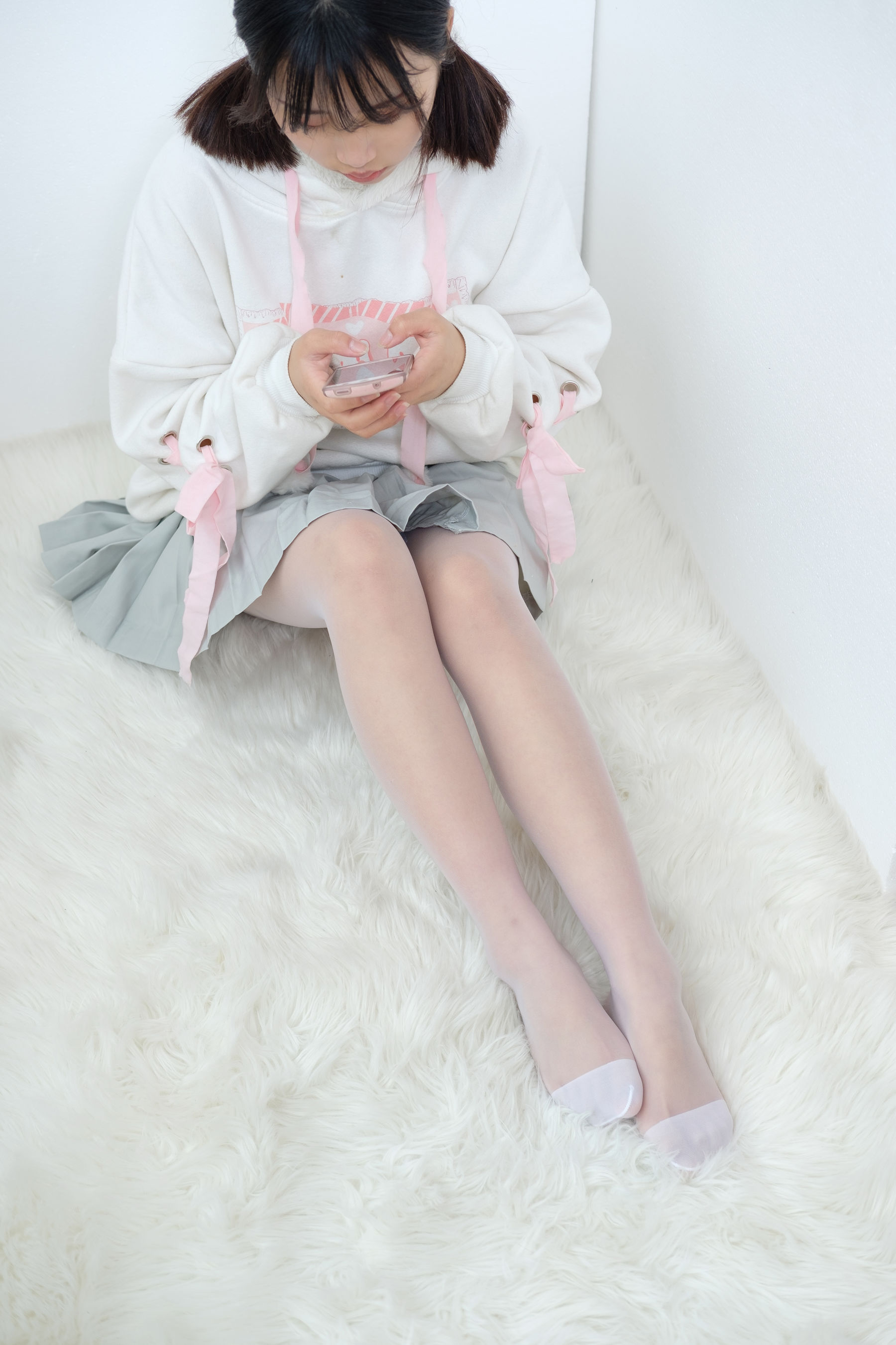 白丝美足少女-图0