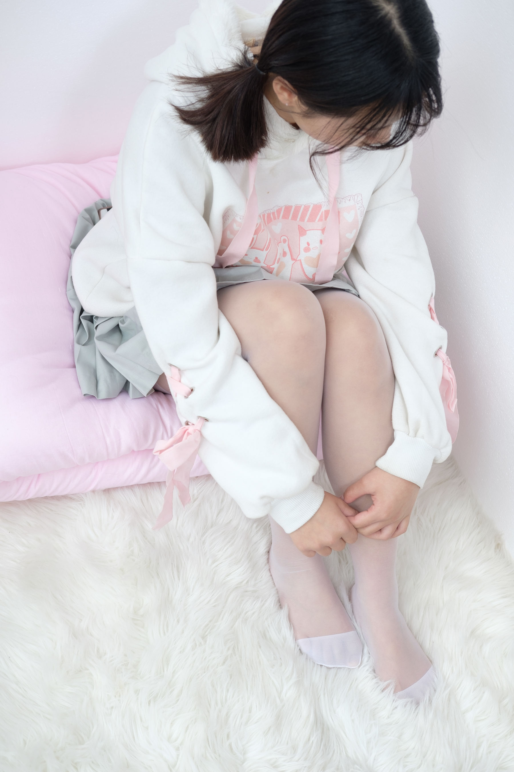 白丝美足少女-图2
