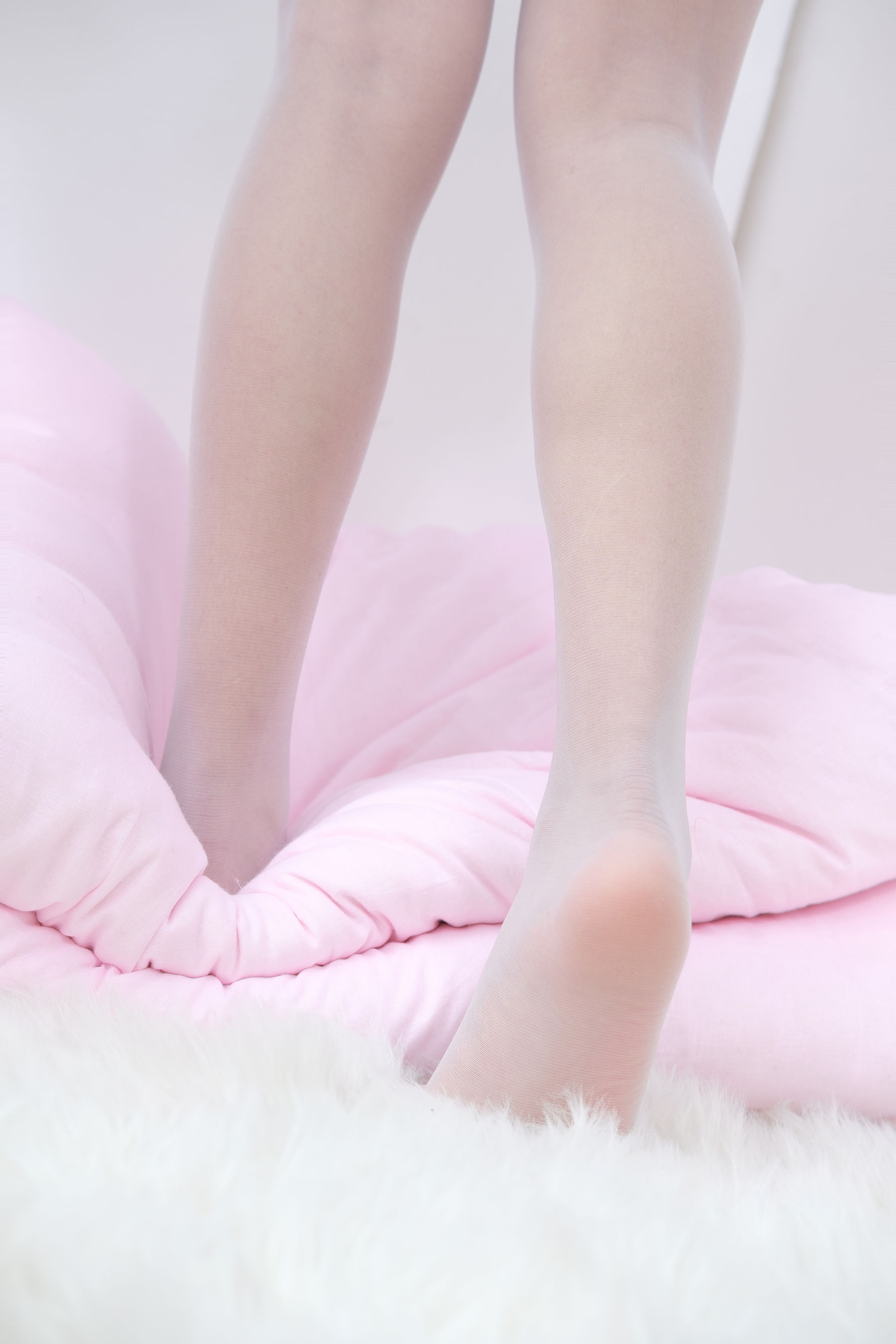 白丝美足少女-图4