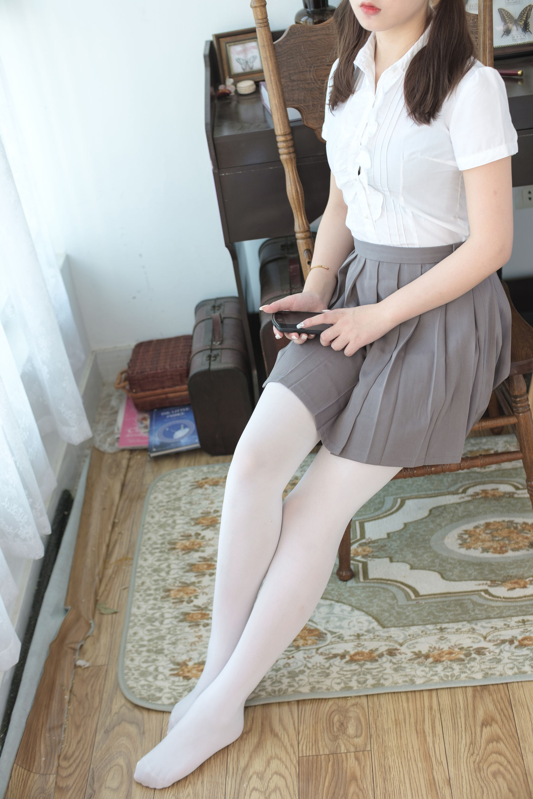 白丝美少女-图1