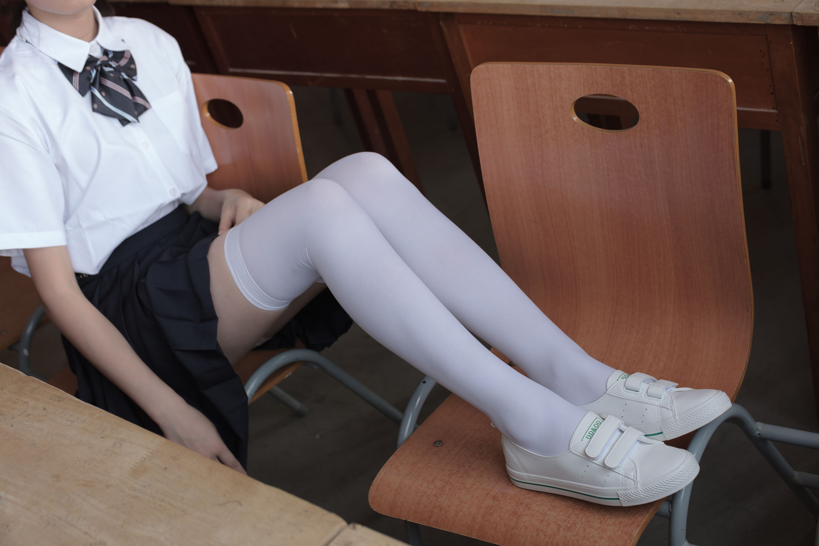 教室里的JK白丝少女-图0