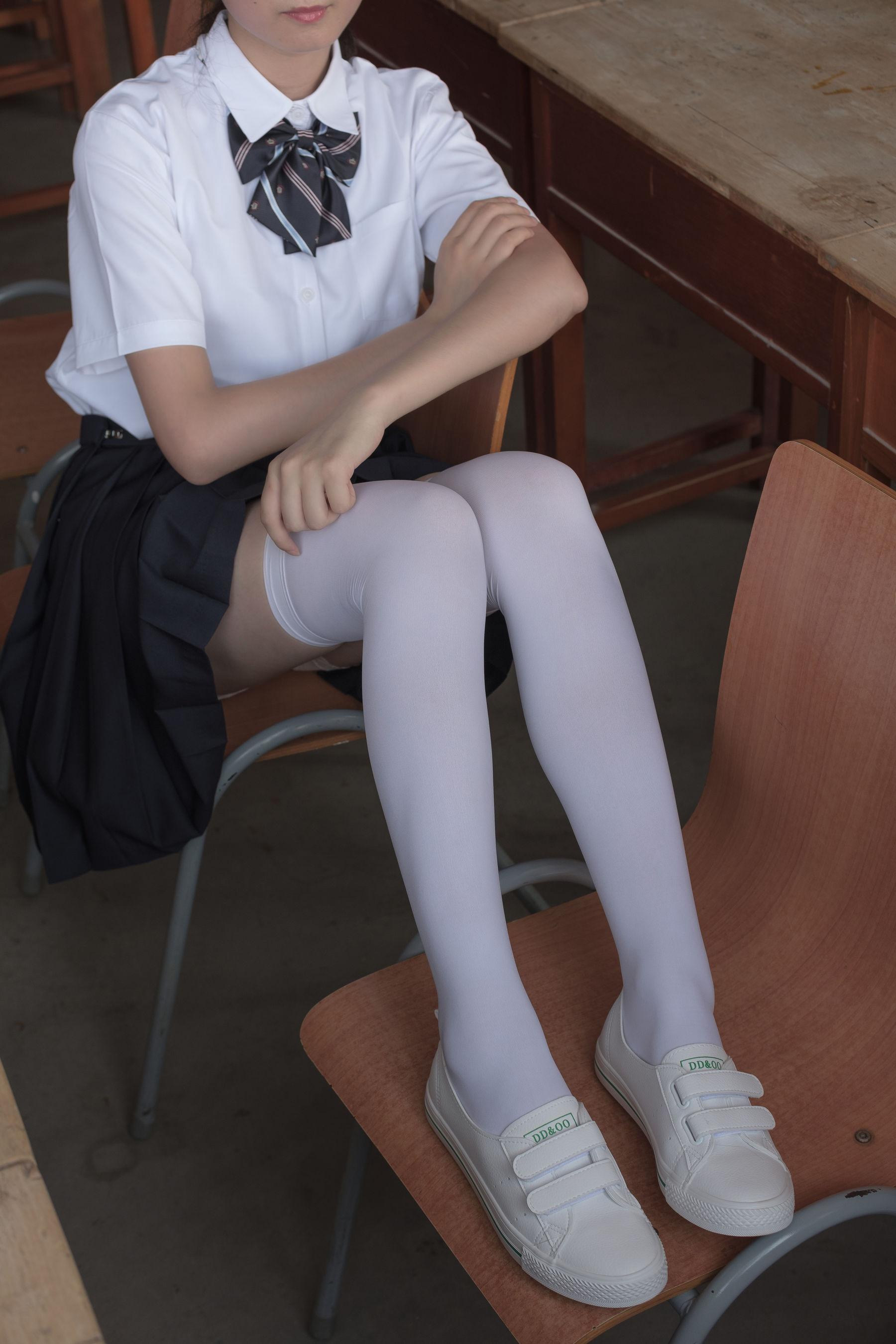教室里的JK白丝少女-图1