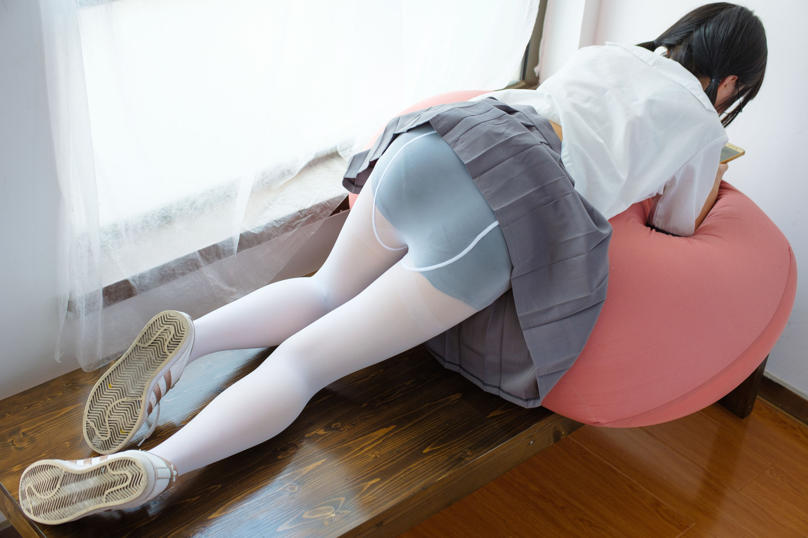 红色校服肉丝美足少女-图3