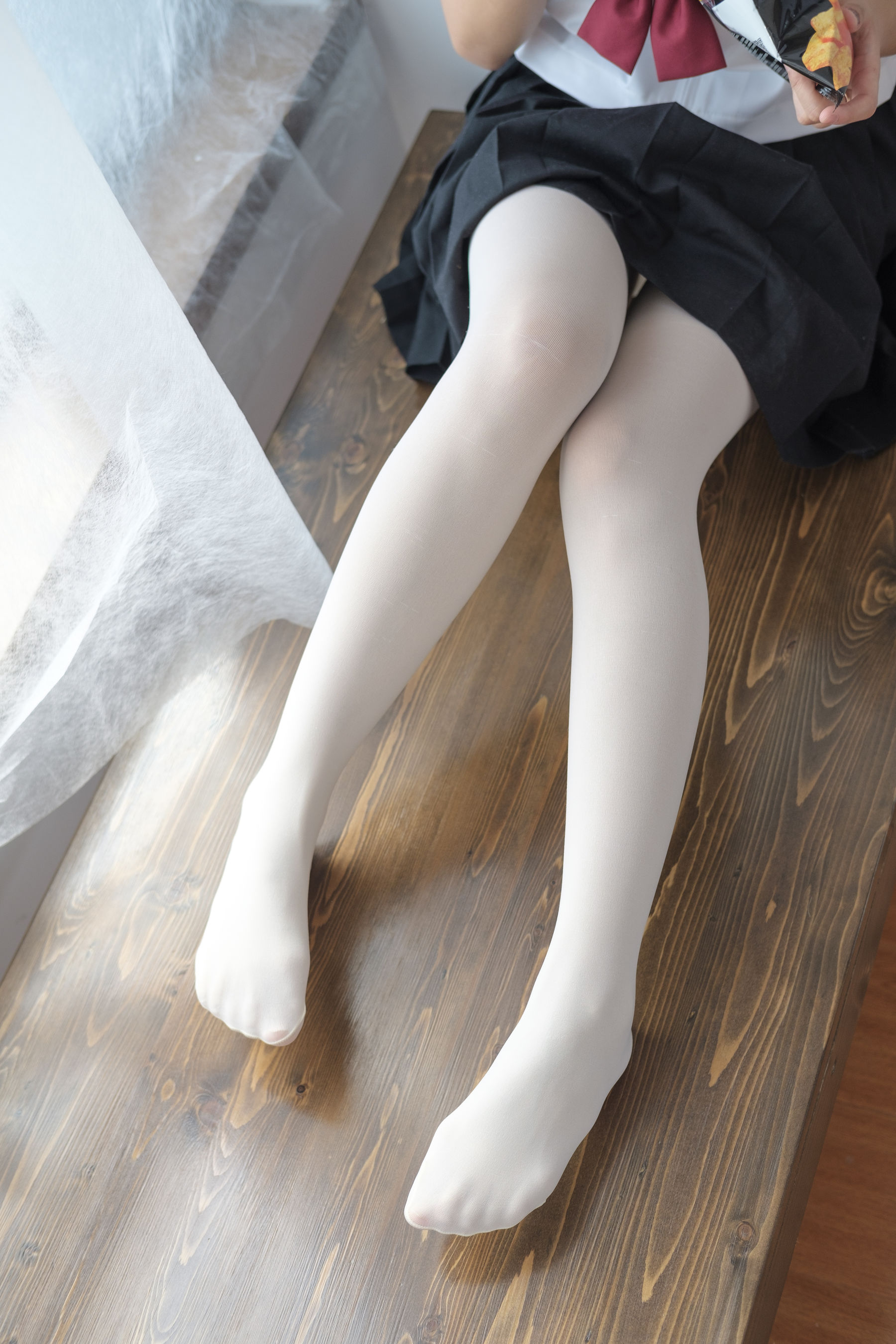 白丝美足学生妹-图1