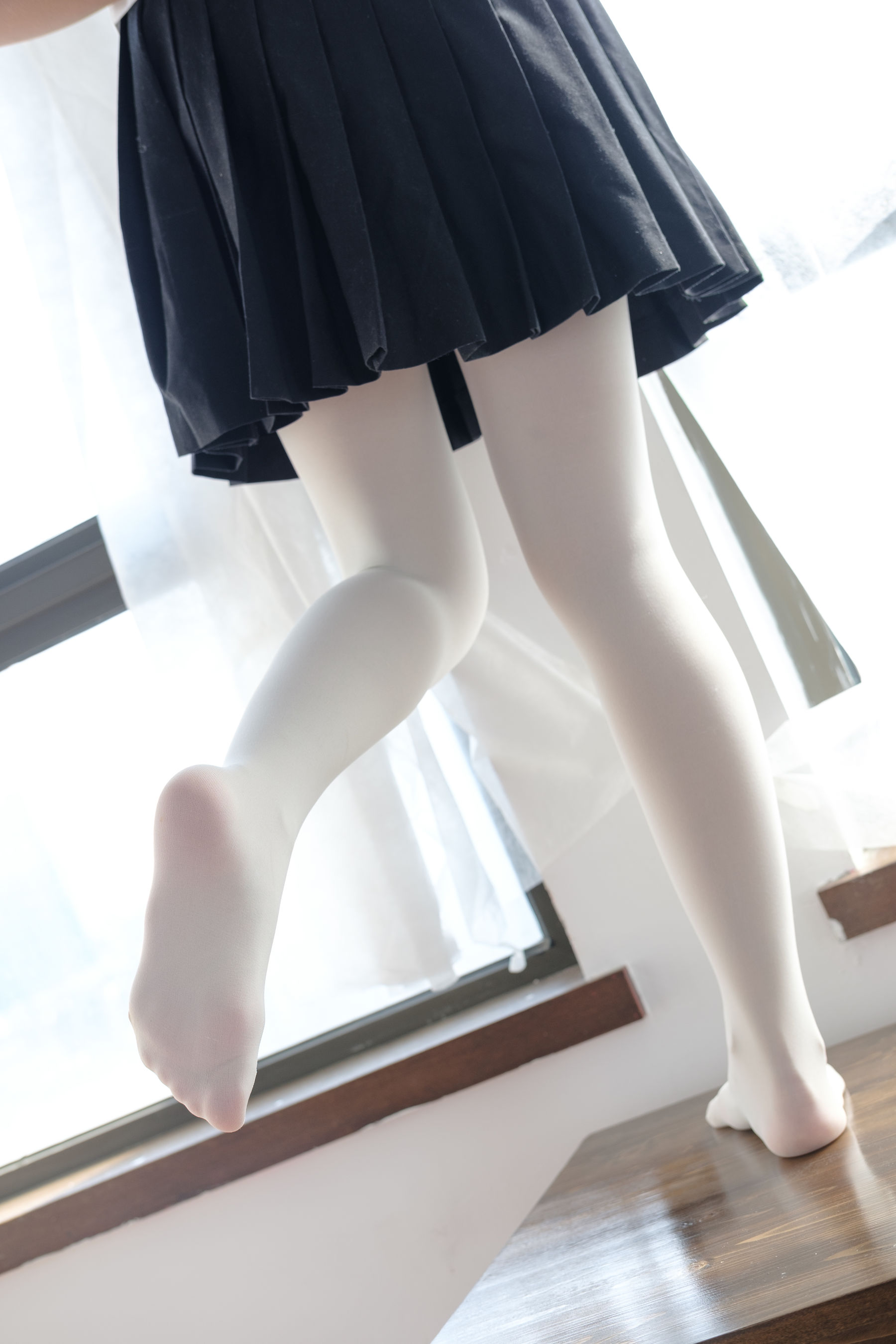 白丝美足学生妹-图19