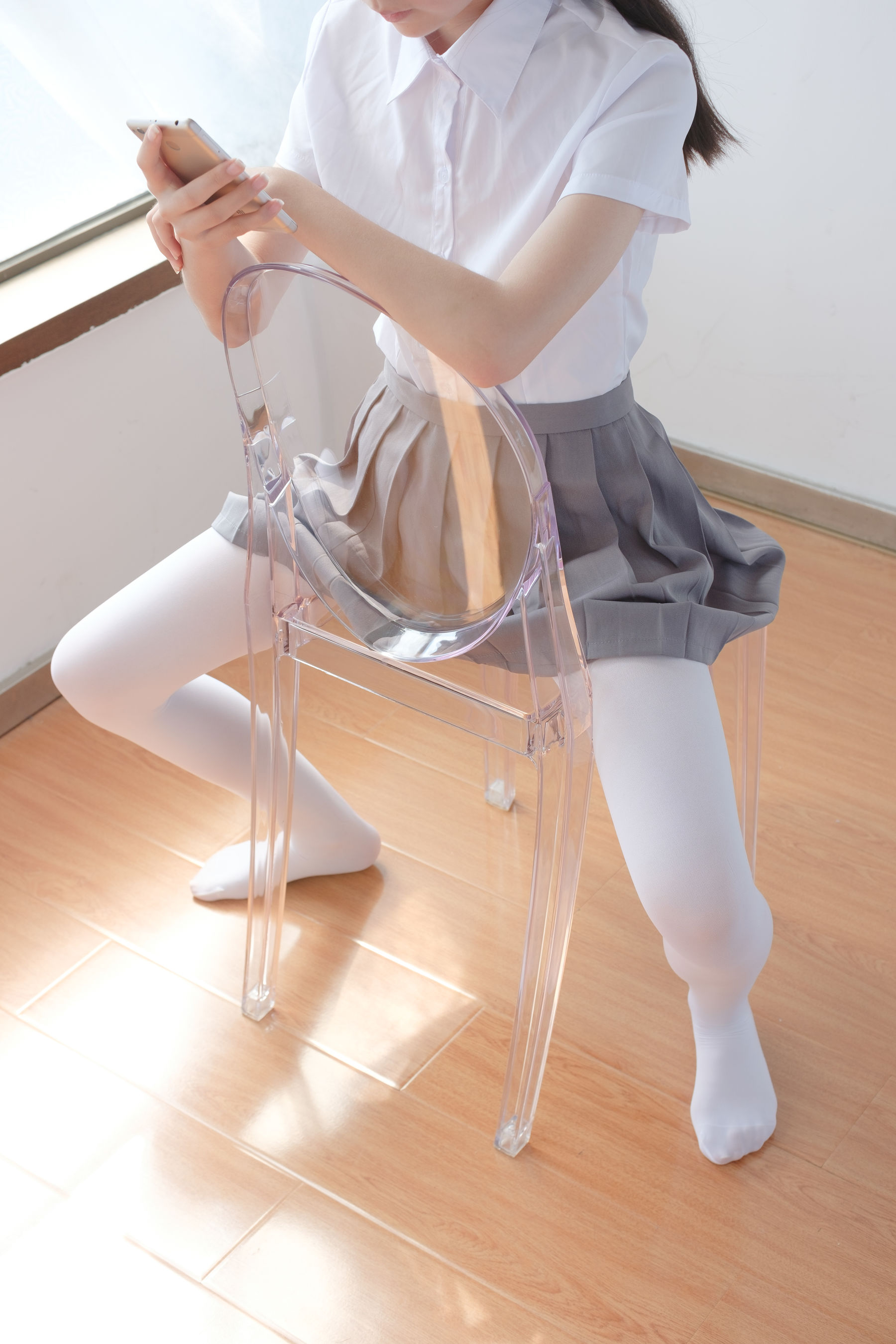 玩手机的白丝少女-图10