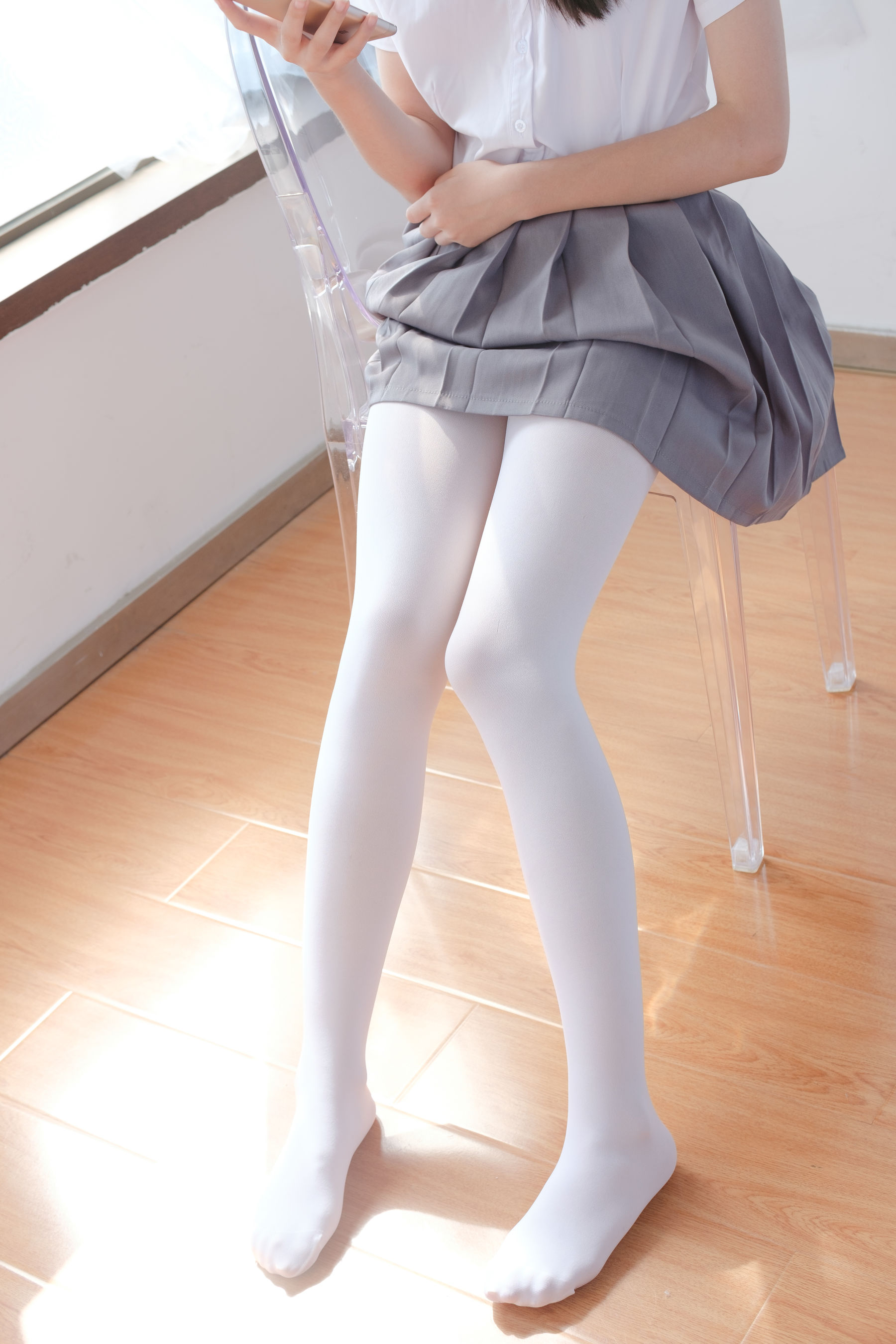 玩手机的白丝少女-图14