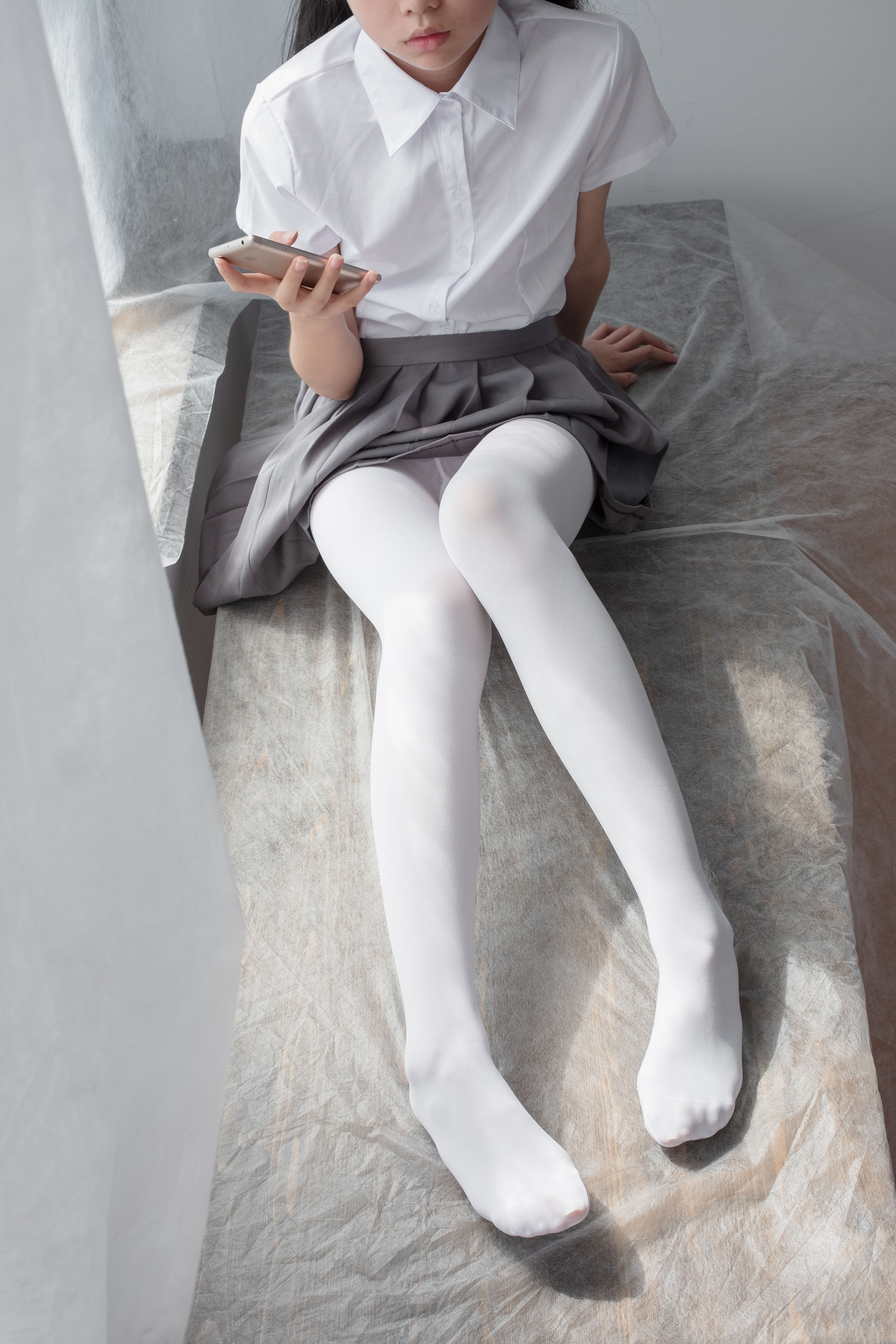玩手机的白丝少女-图23