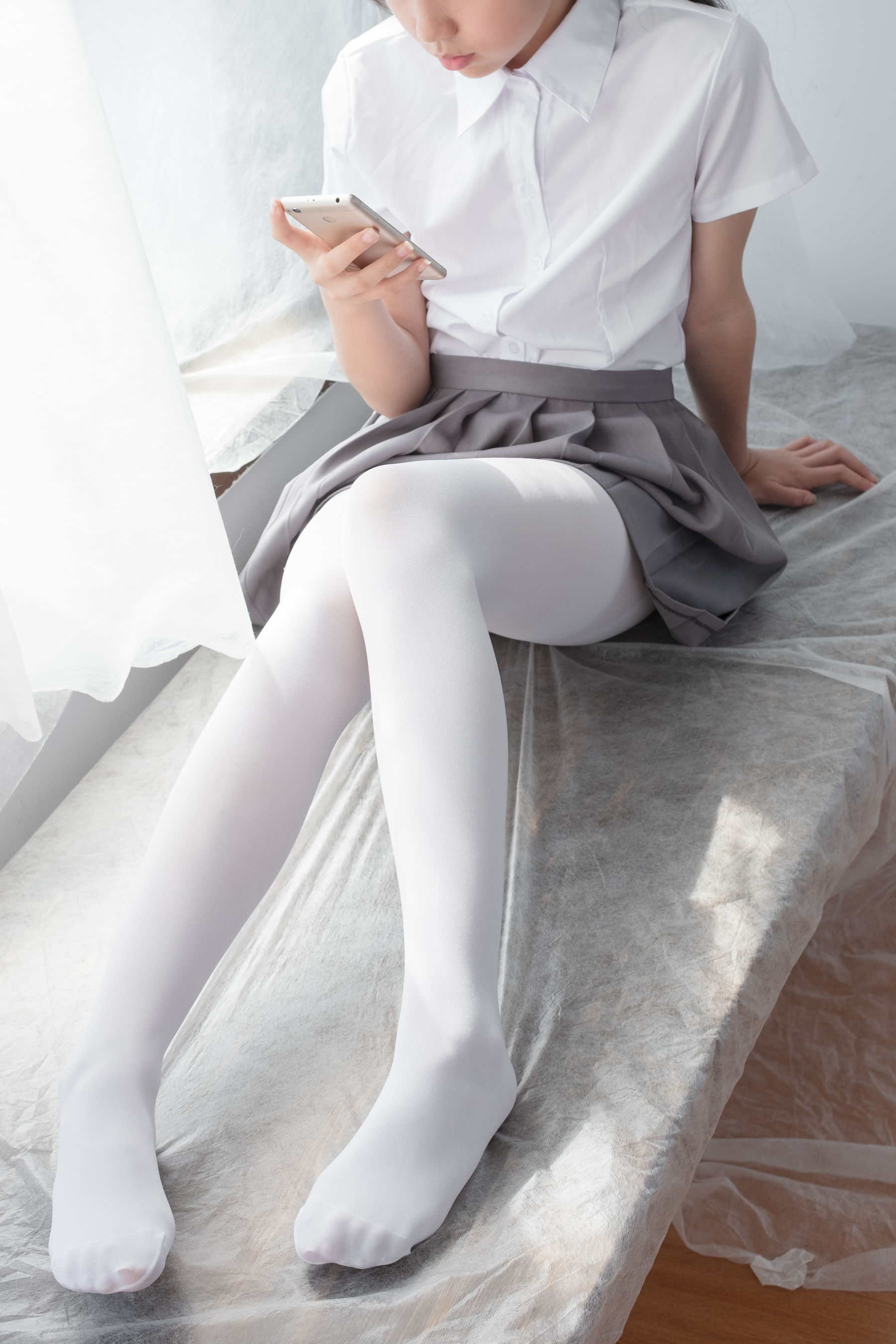 玩手机的白丝少女-图24