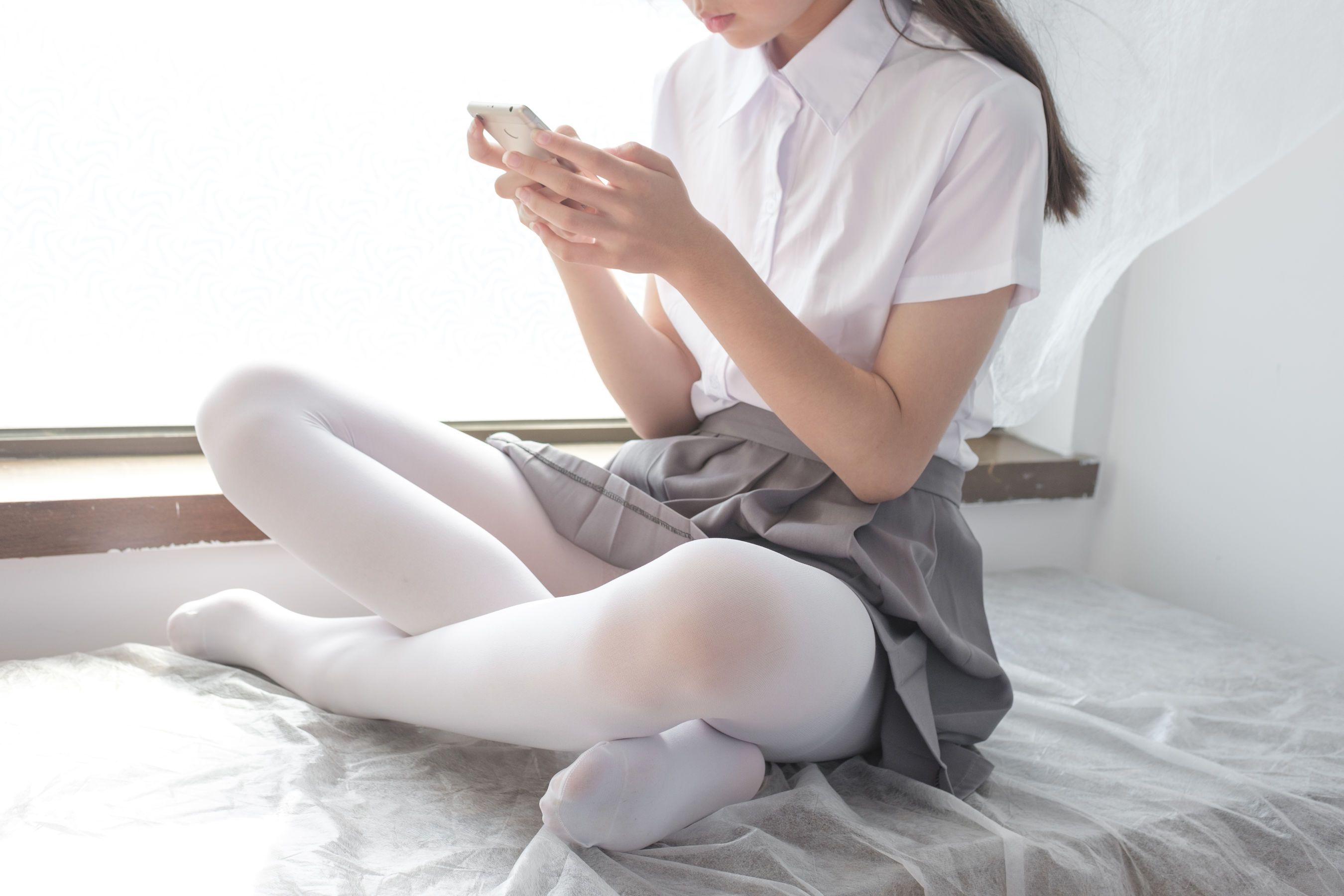 玩手机的白丝少女-图28