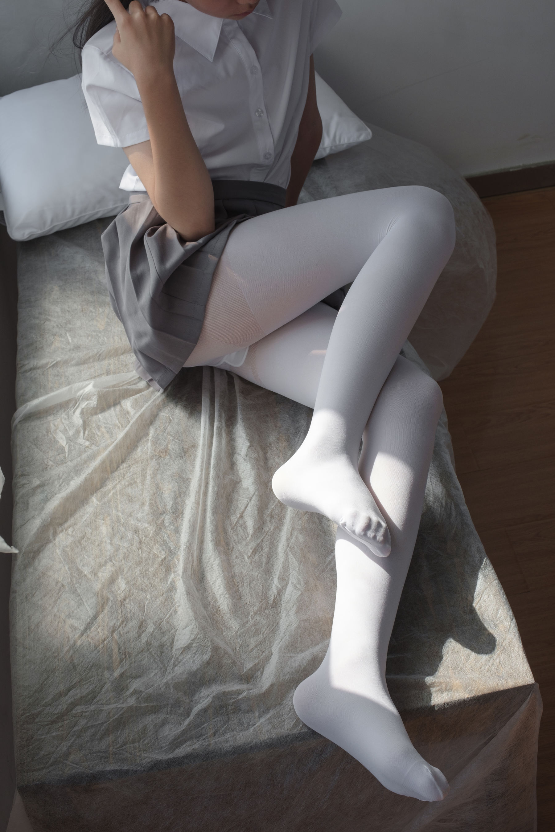玩手机的白丝少女-图64