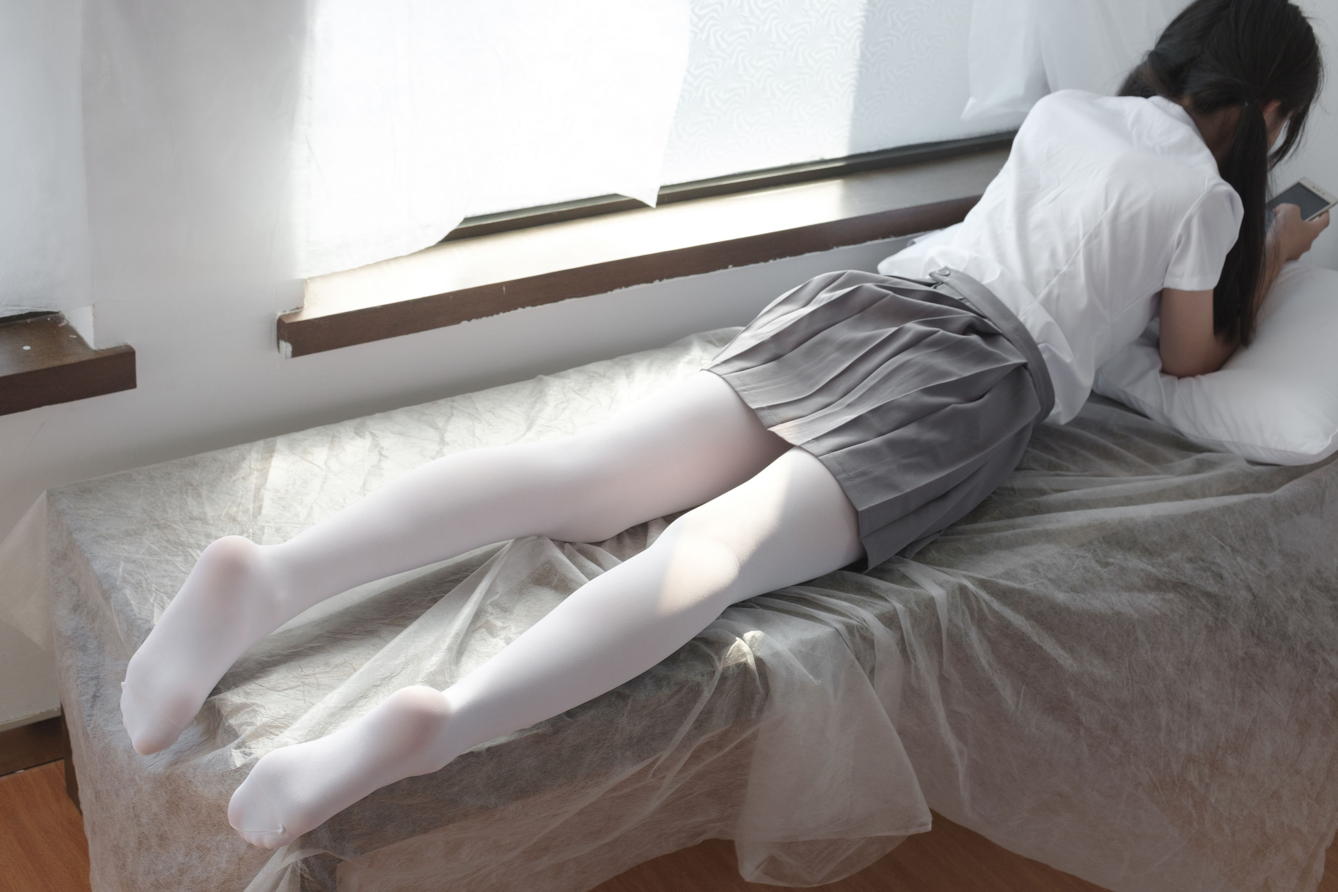 玩手机的白丝少女-图69