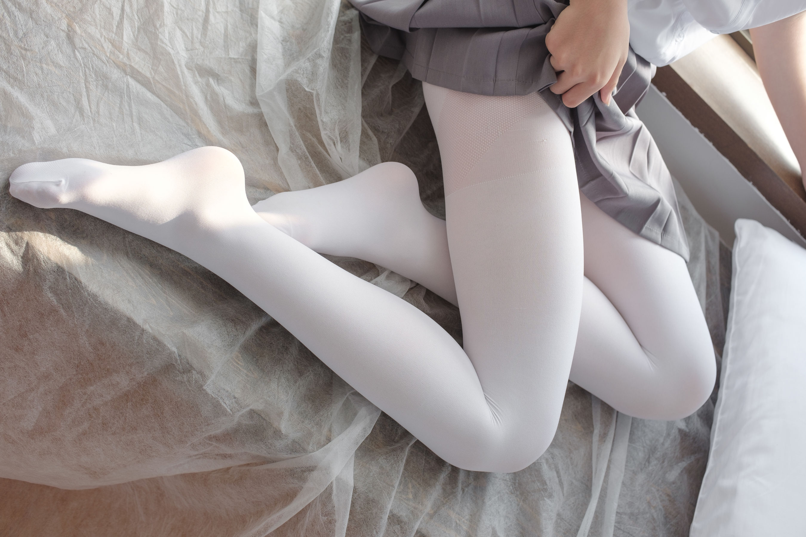 玩手机的白丝少女-图77