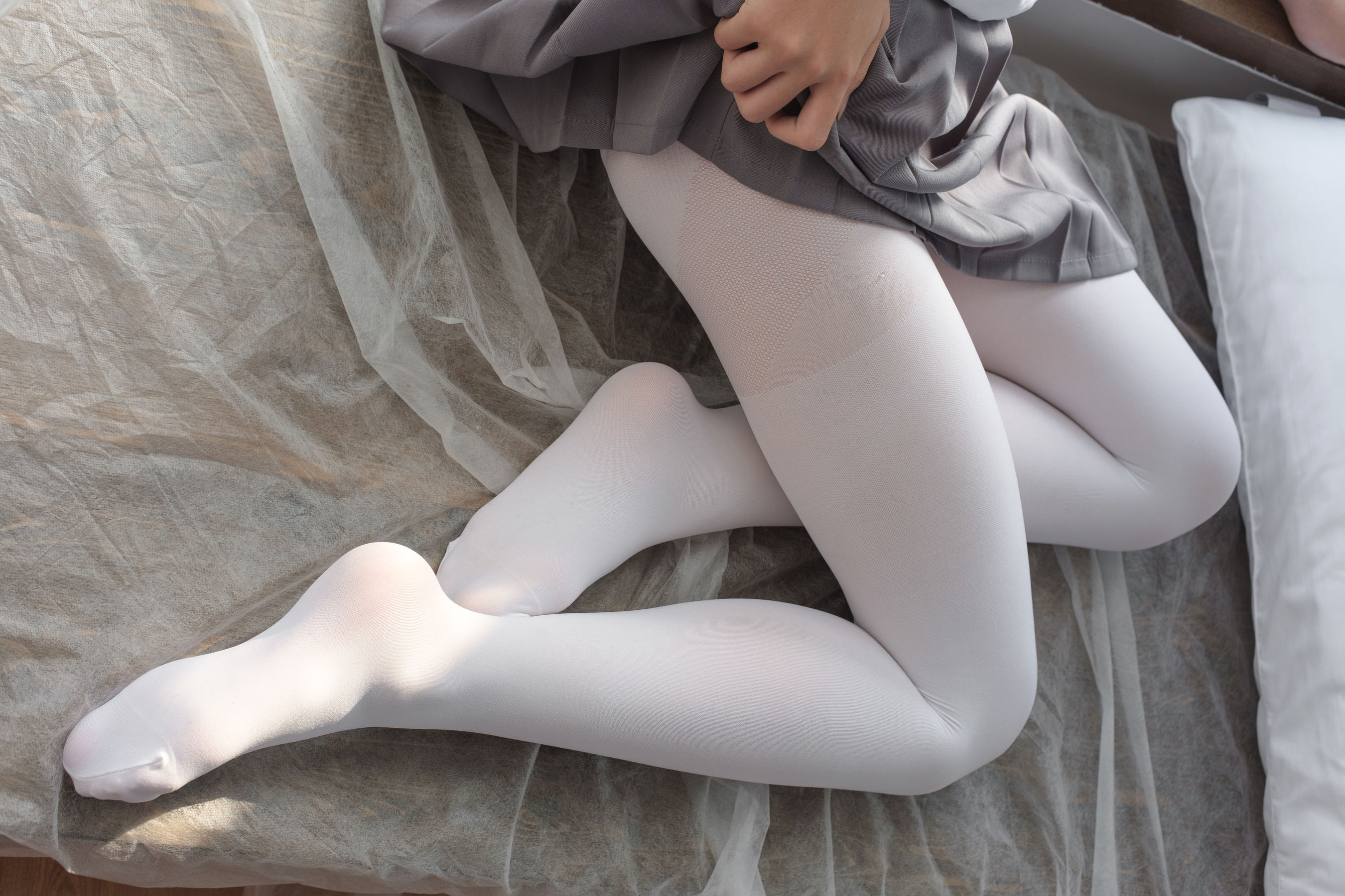 玩手机的白丝少女-图78
