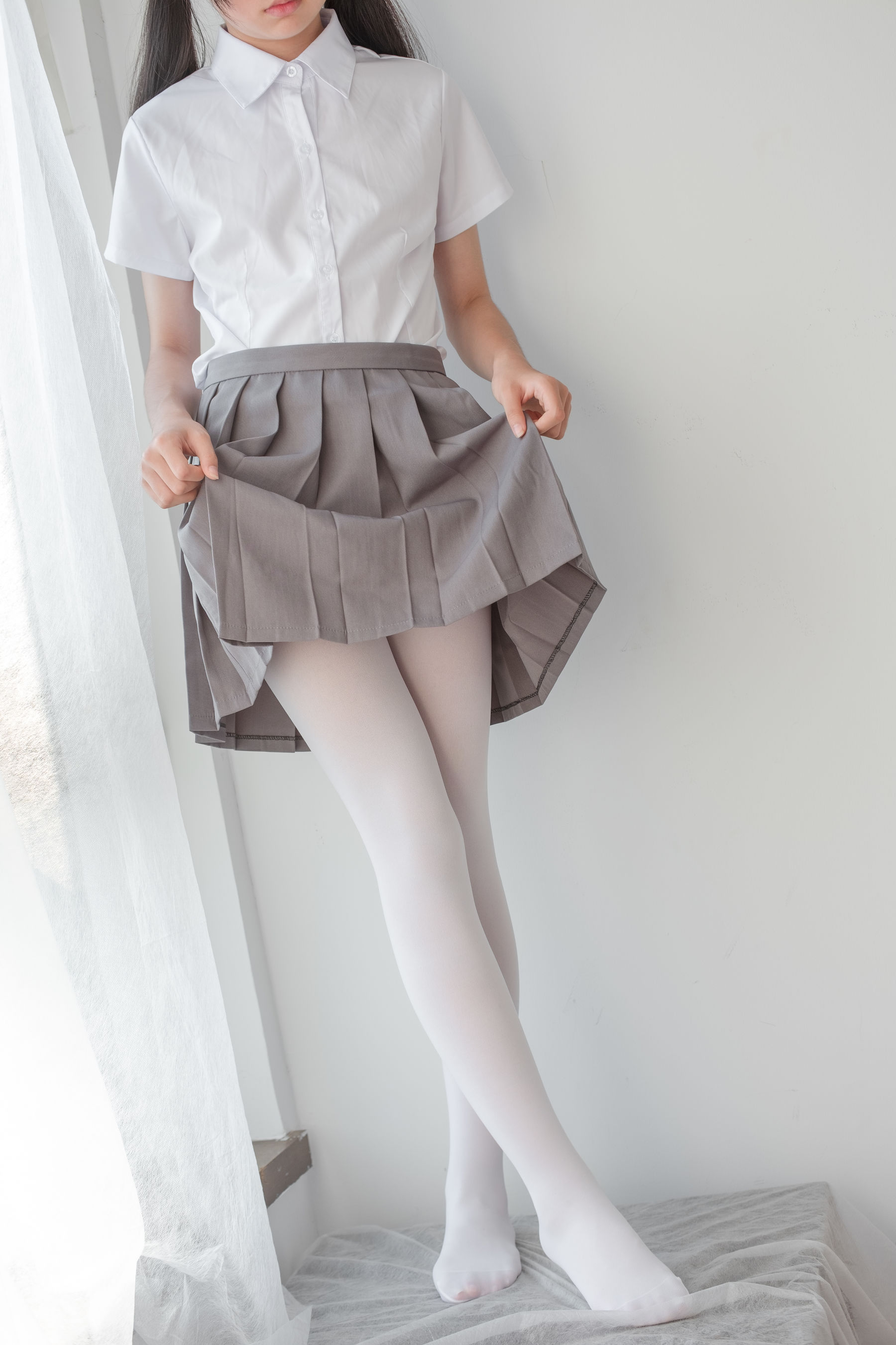 玩手机的白丝少女-图83