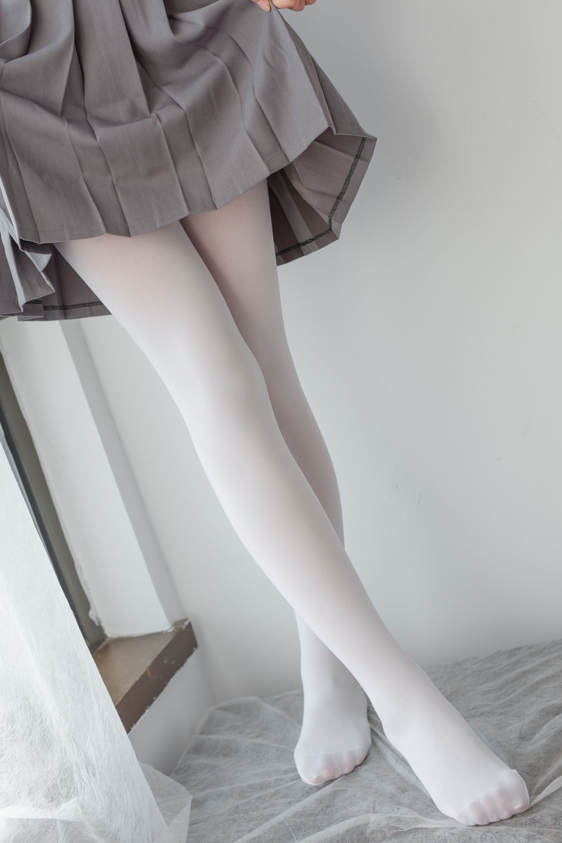 玩手机的白丝少女-图84