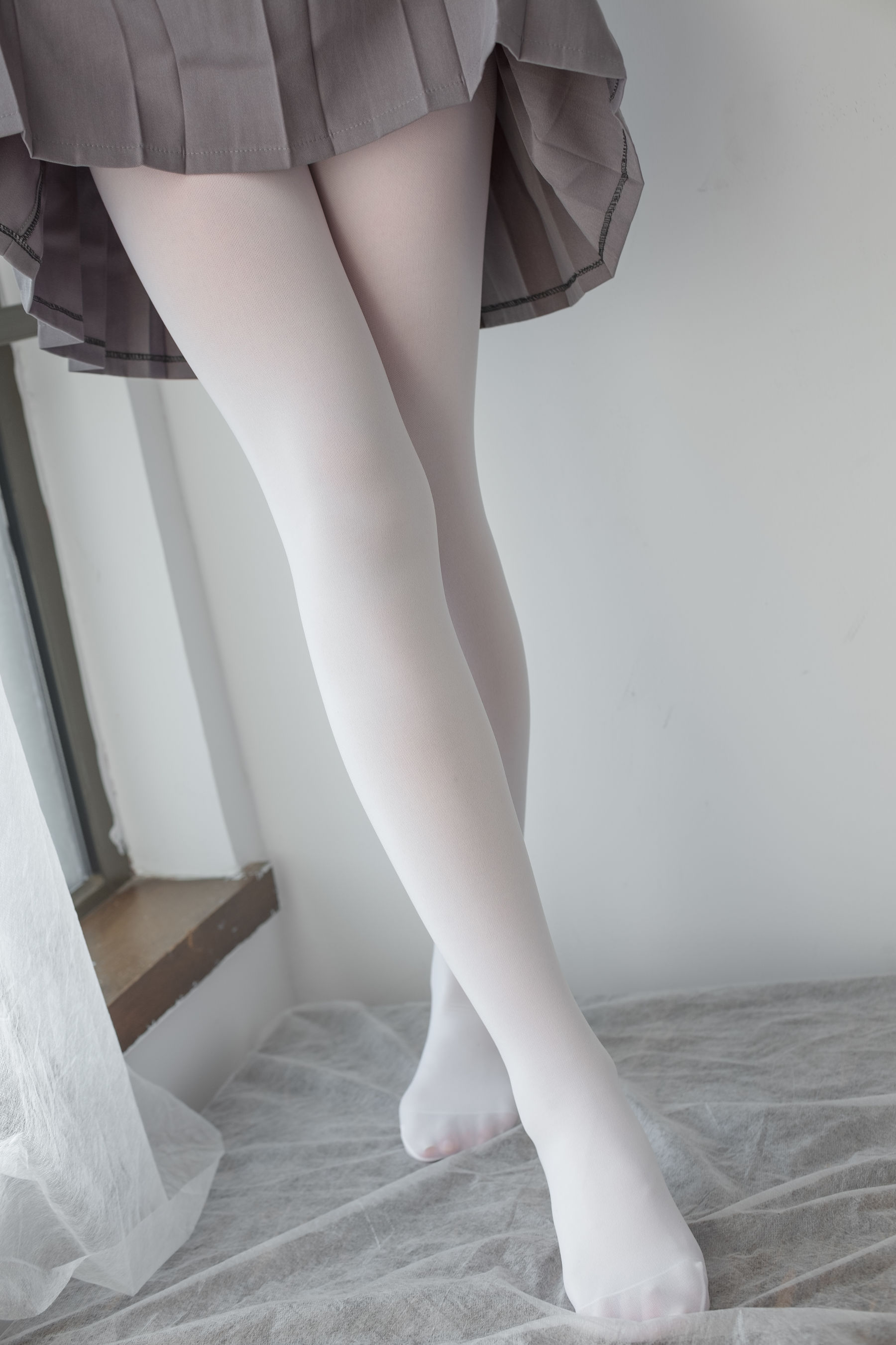 玩手机的白丝少女-图85