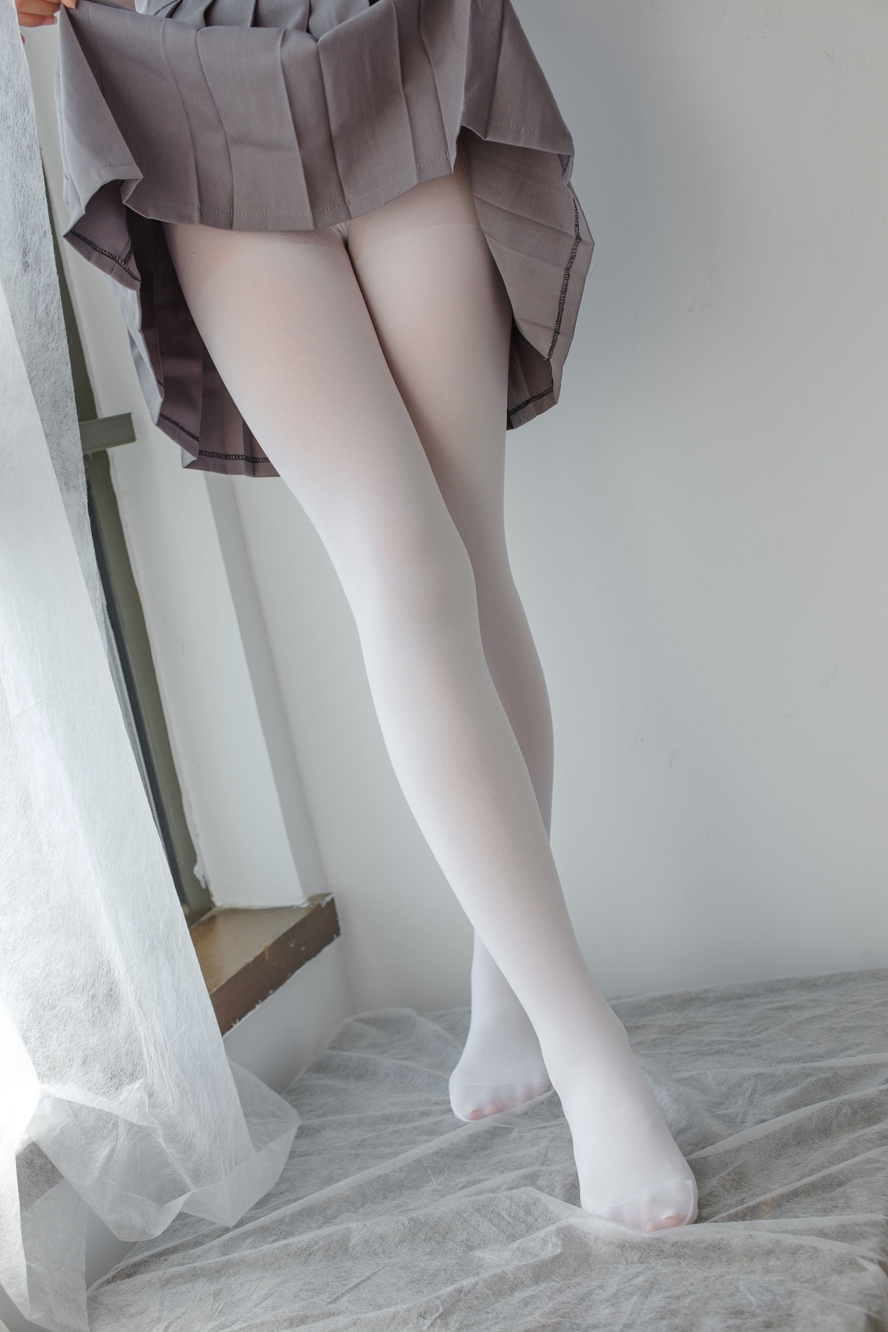 玩手机的白丝少女-图86