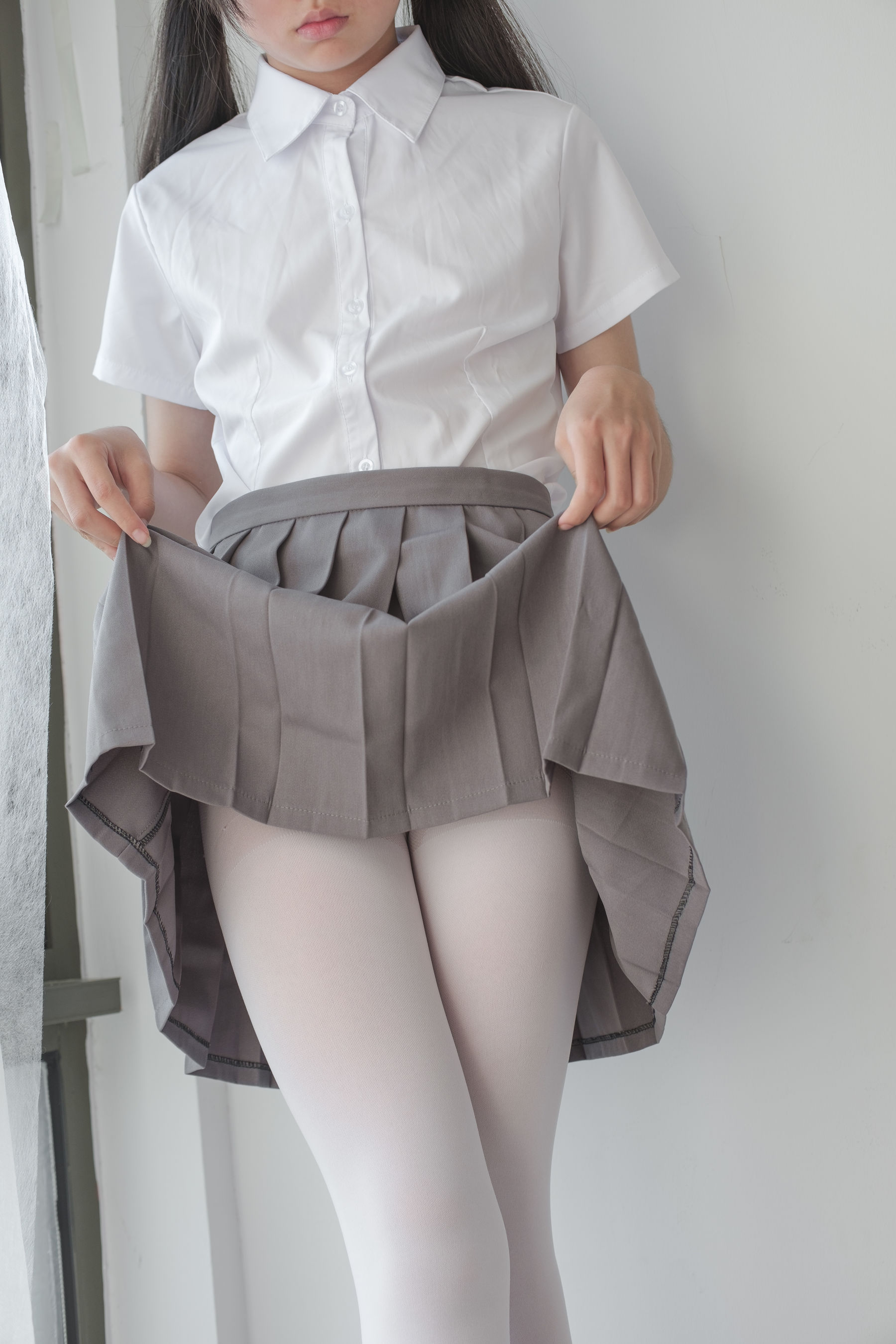玩手机的白丝少女-图87