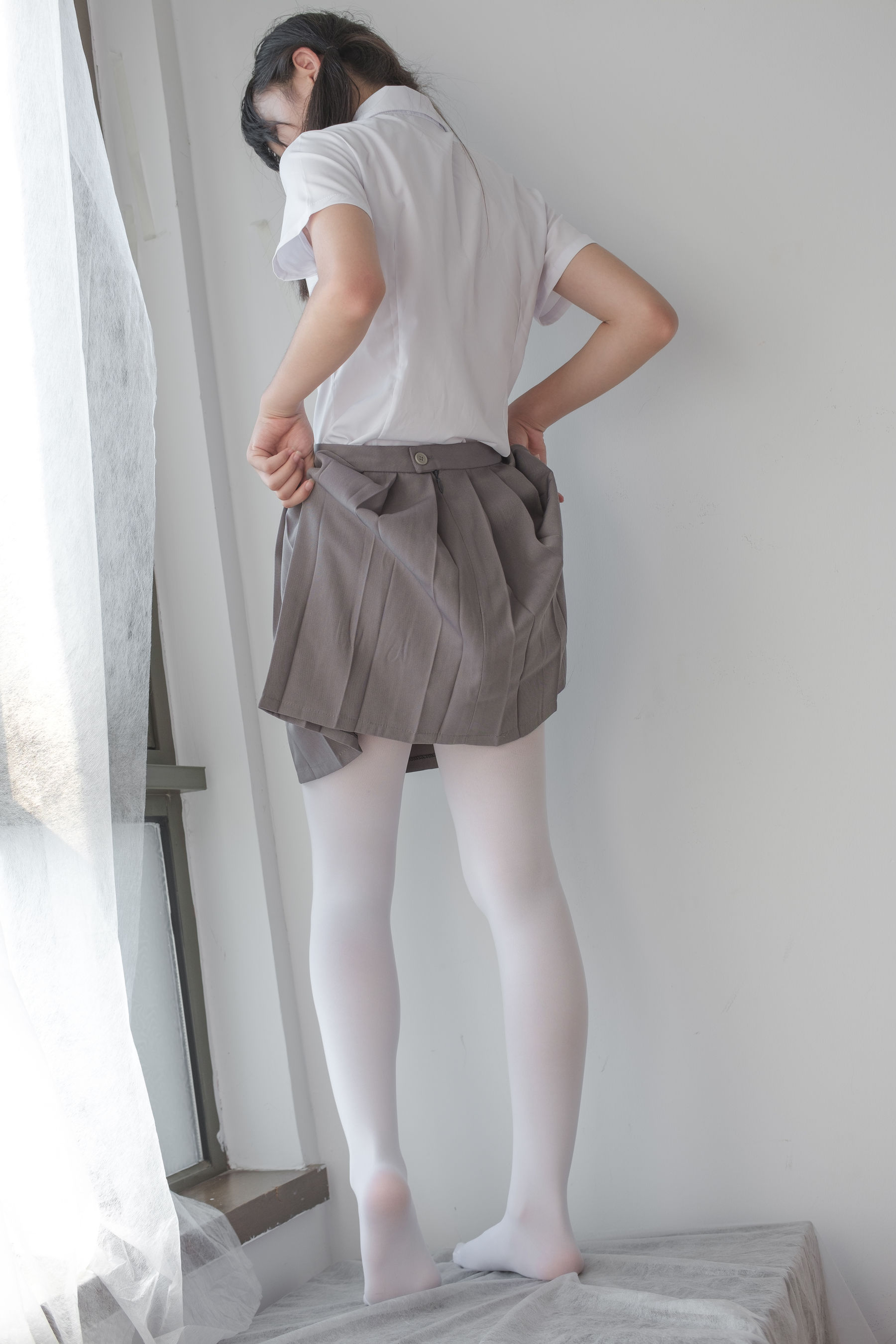 玩手机的白丝少女-图88