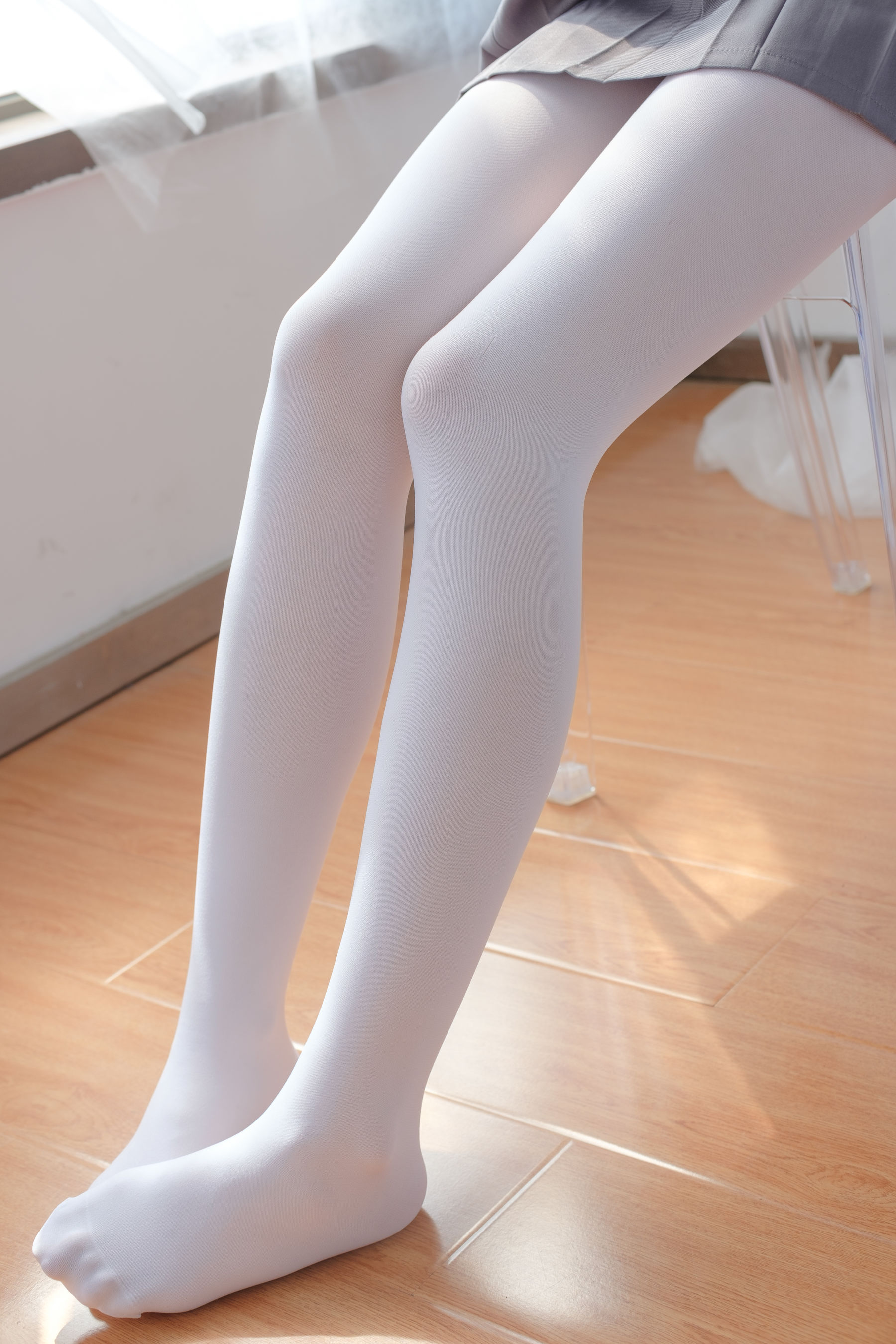 玩手机的白丝少女-图8
