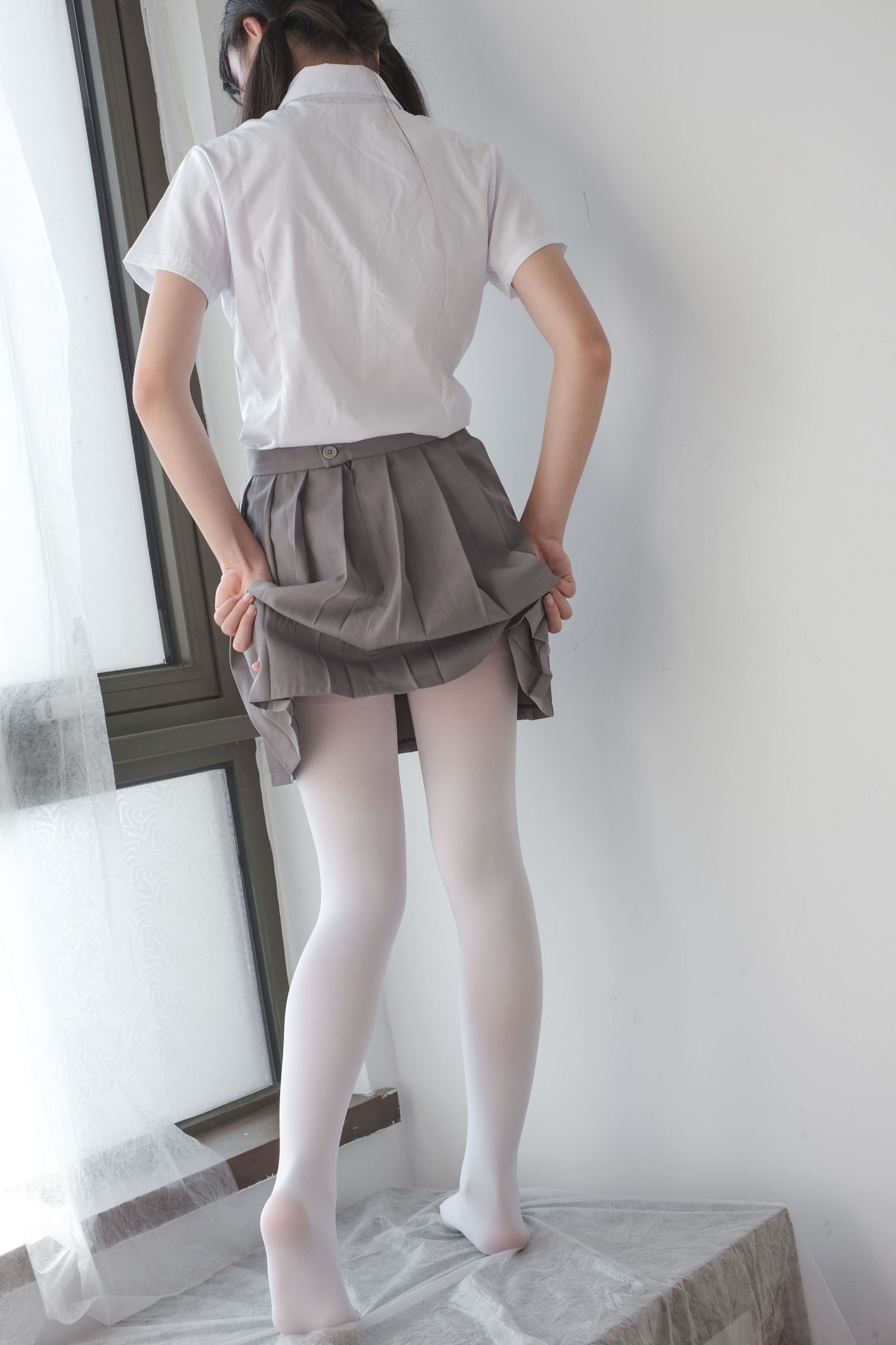 玩手机的白丝少女-图91