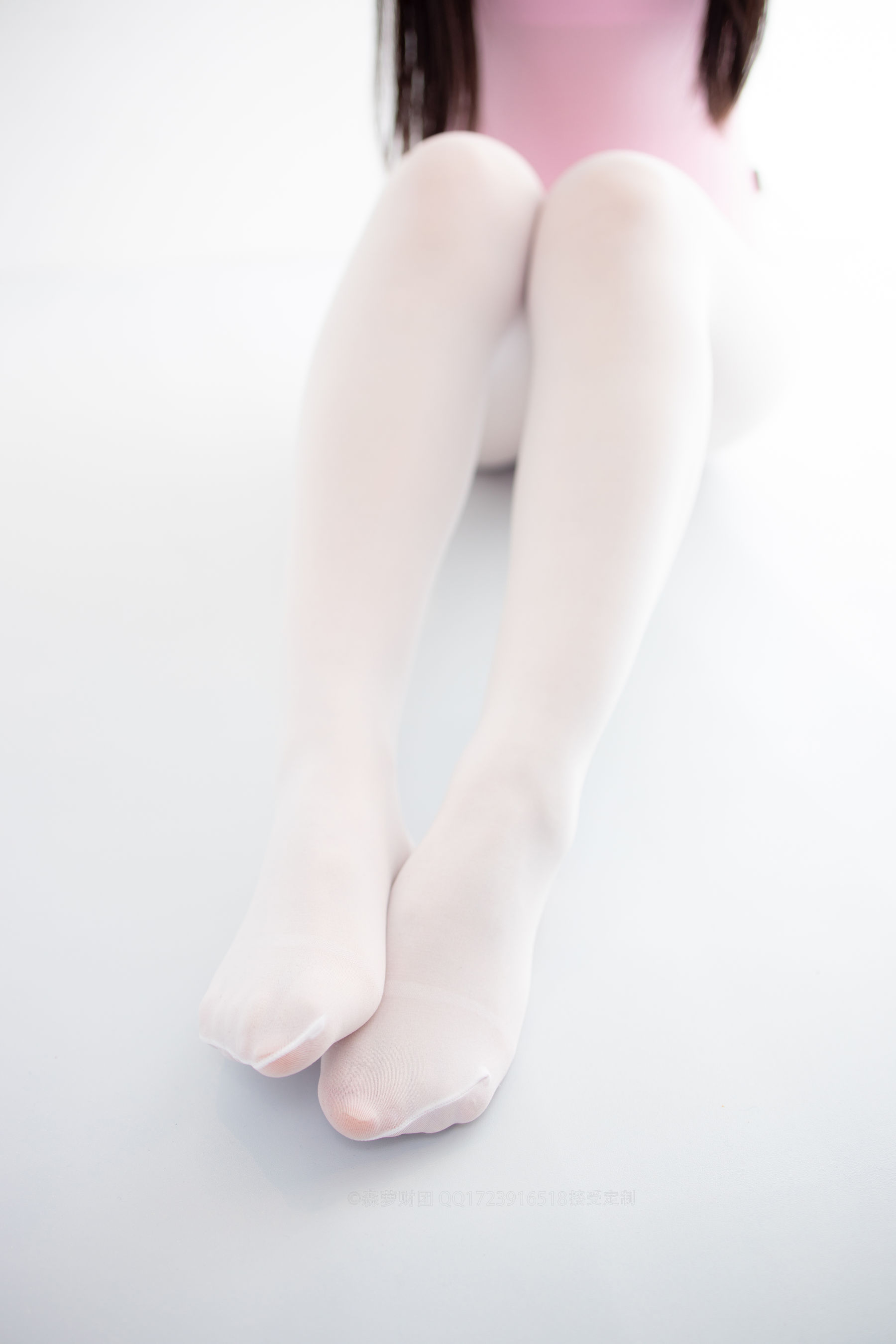 50D白丝练功服百合踩物-图11