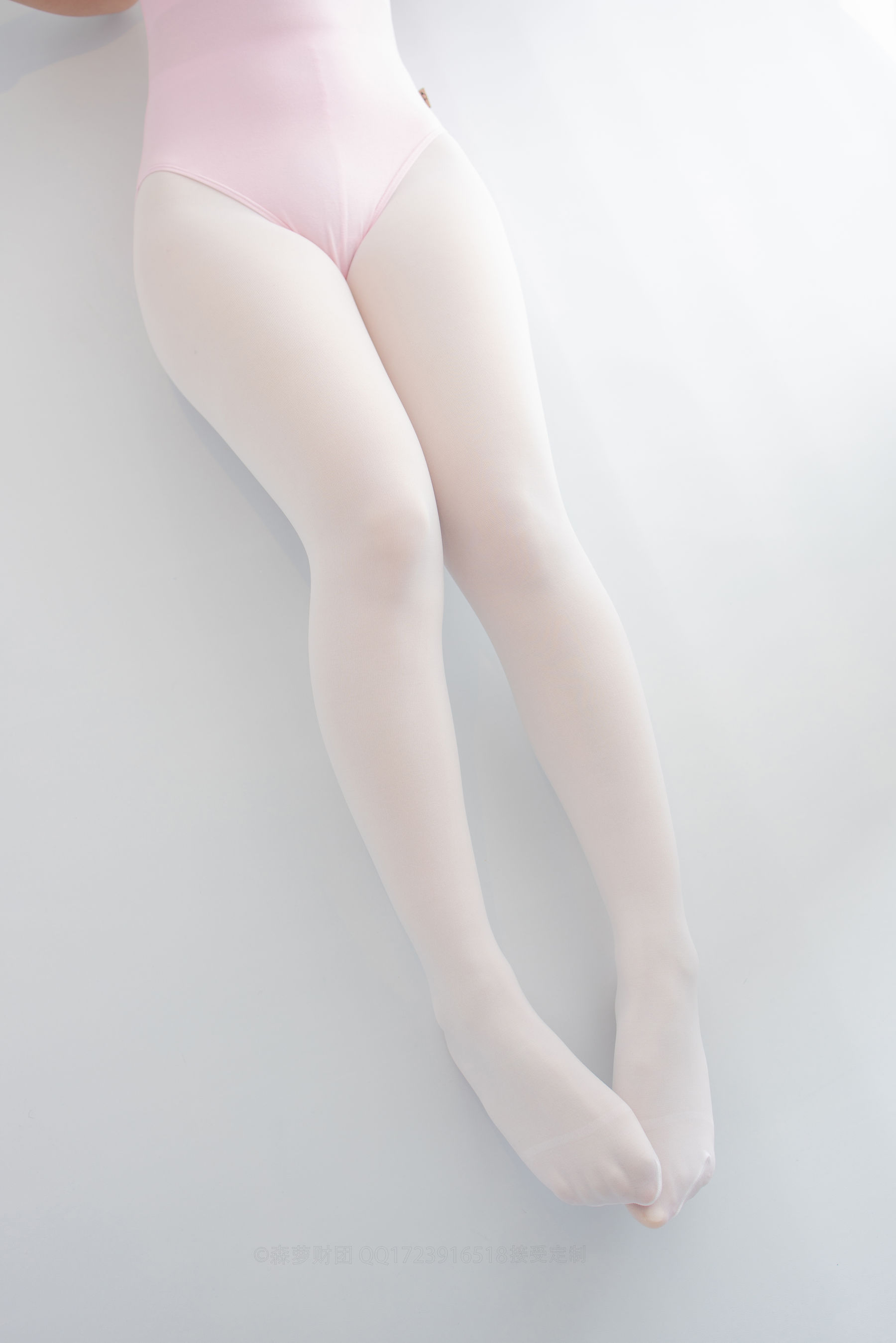 50D白丝练功服百合踩物-图1