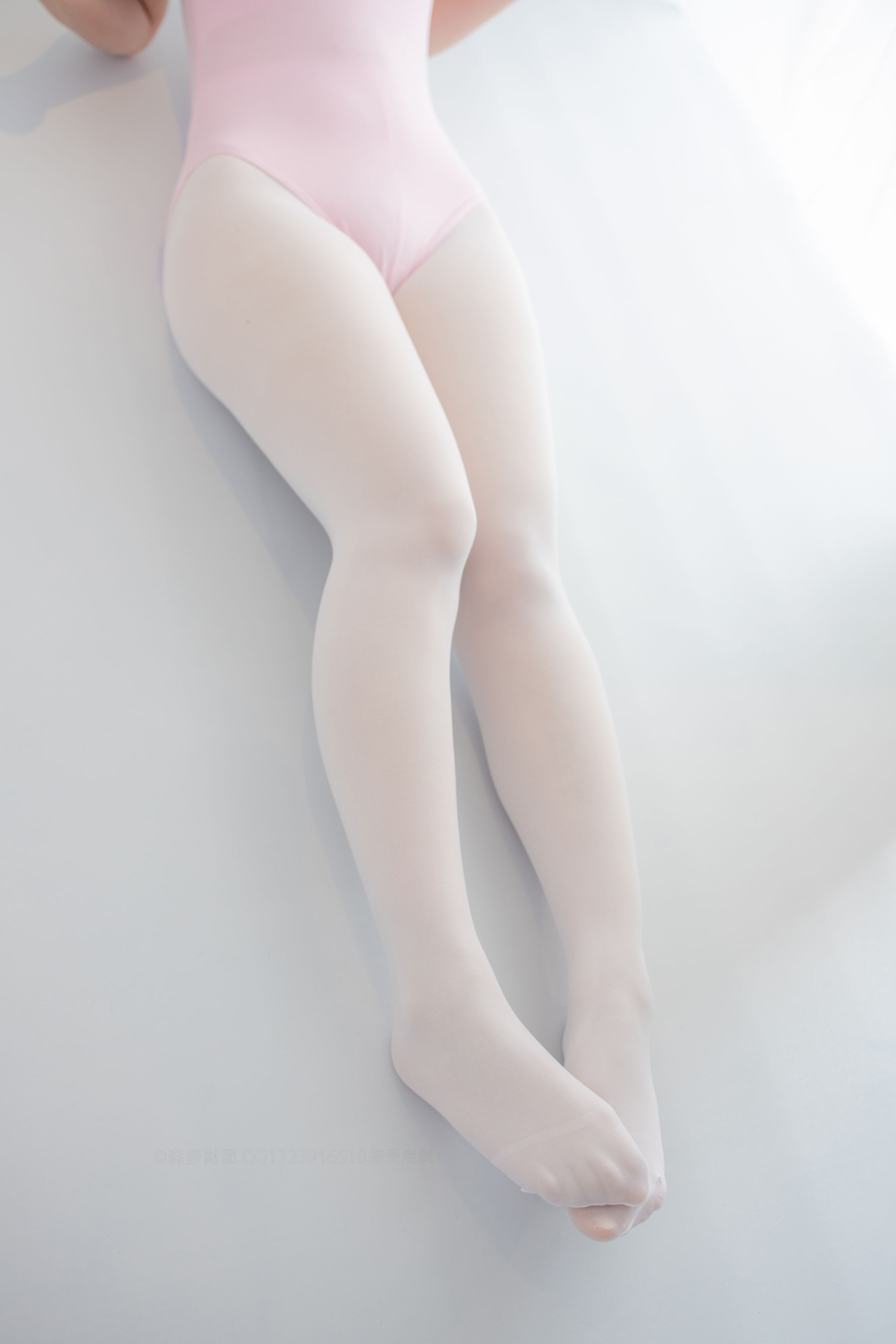 50D白丝练功服百合踩物-图3
