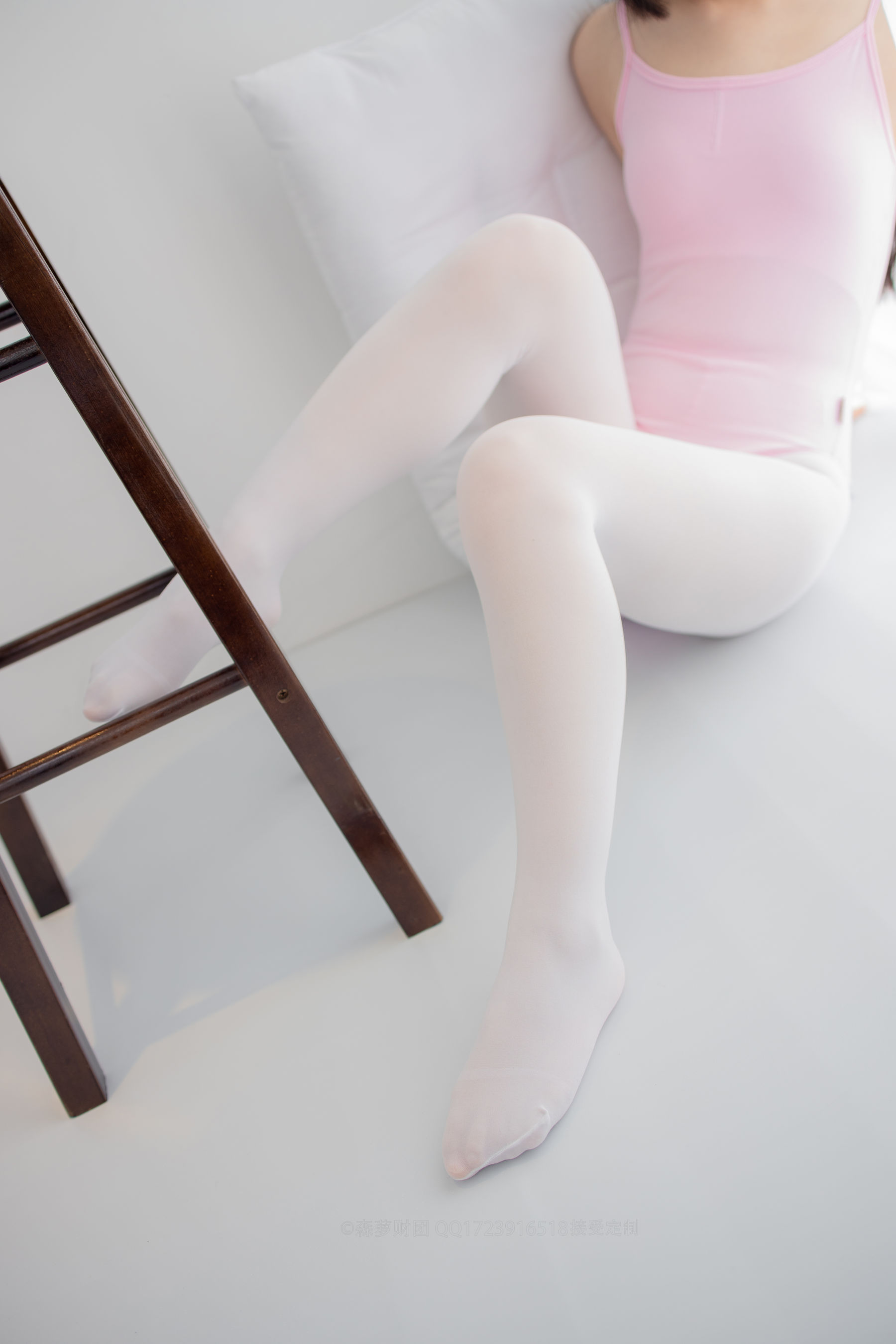 50D白丝练功服百合踩物-图69
