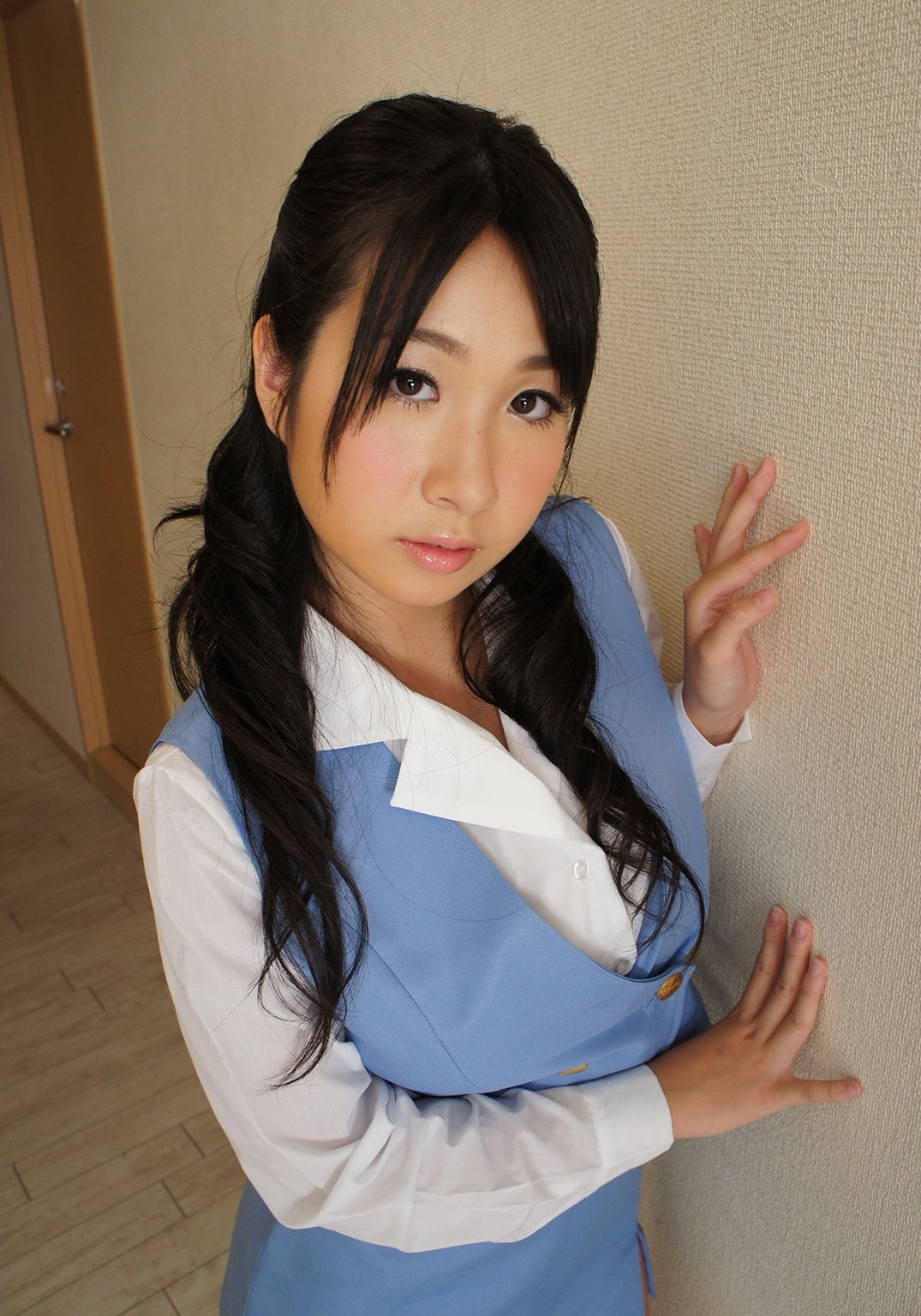 桐山瑠衣&さとう遥希&佐山愛《巨乳OLと秘密の残業》-图1