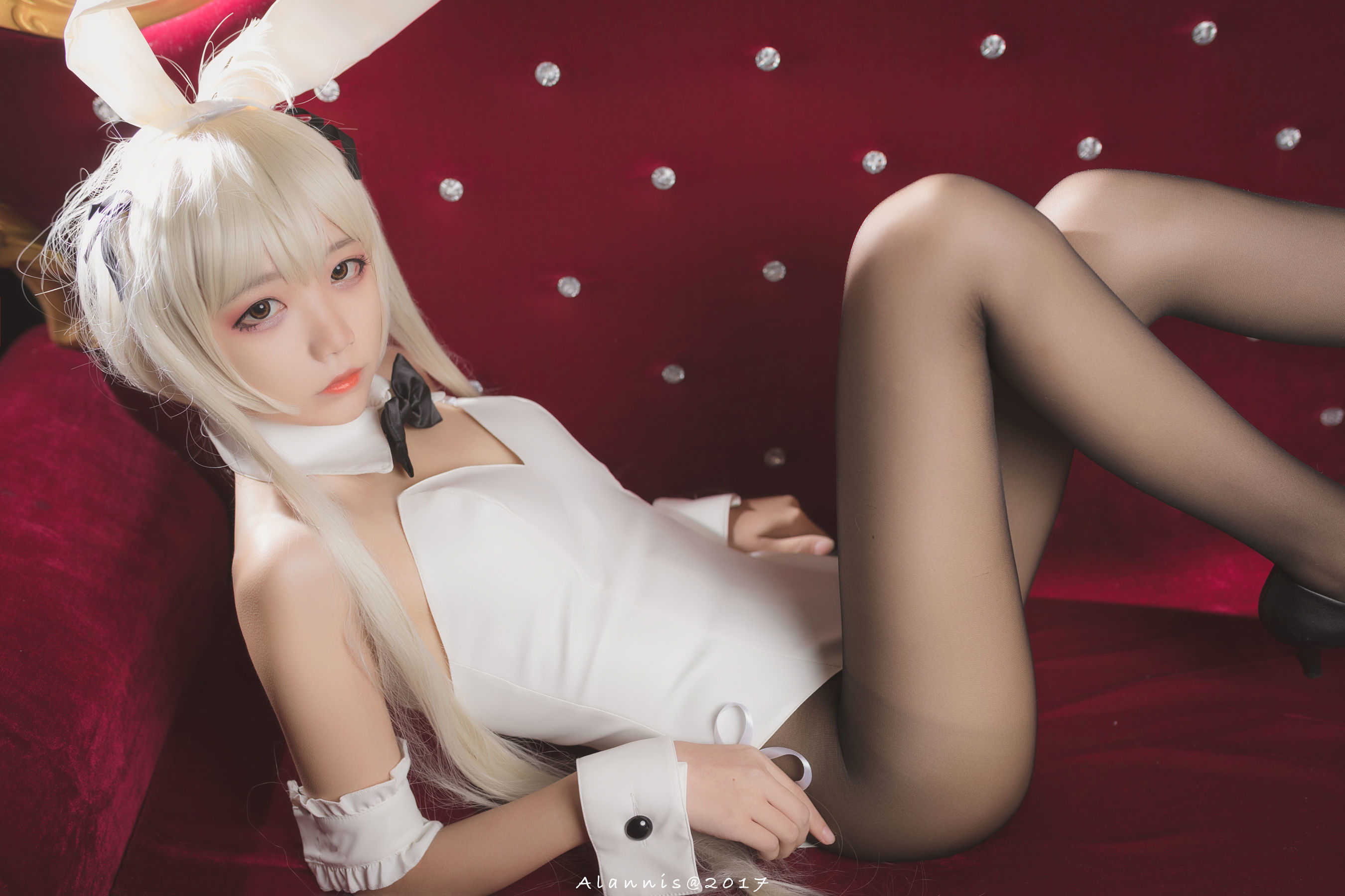 清纯少女五更百鬼 - 兔女郎+白丝美腿-图1