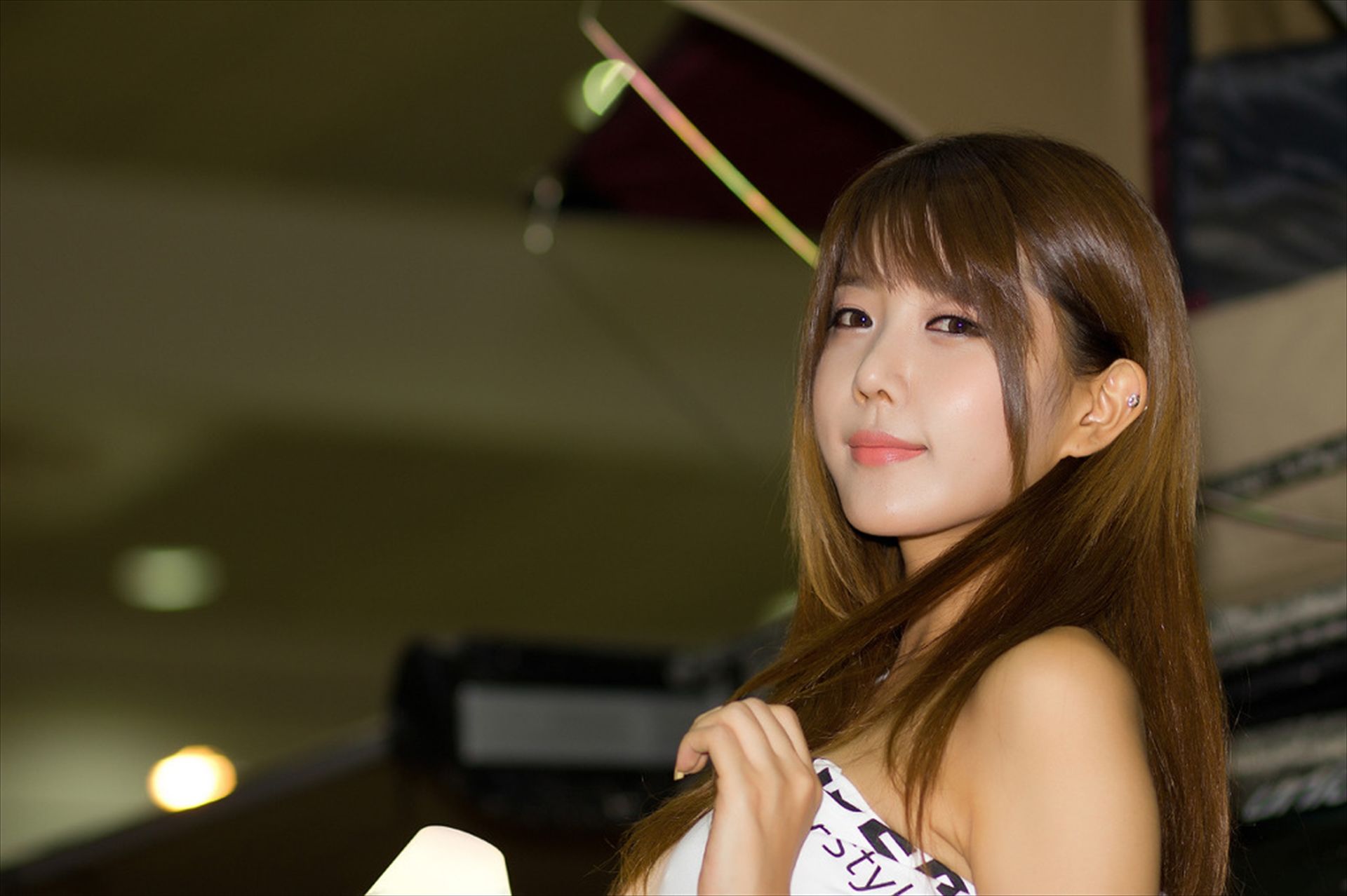 许允美 性感白衣牛仔短裤街头车展-图10